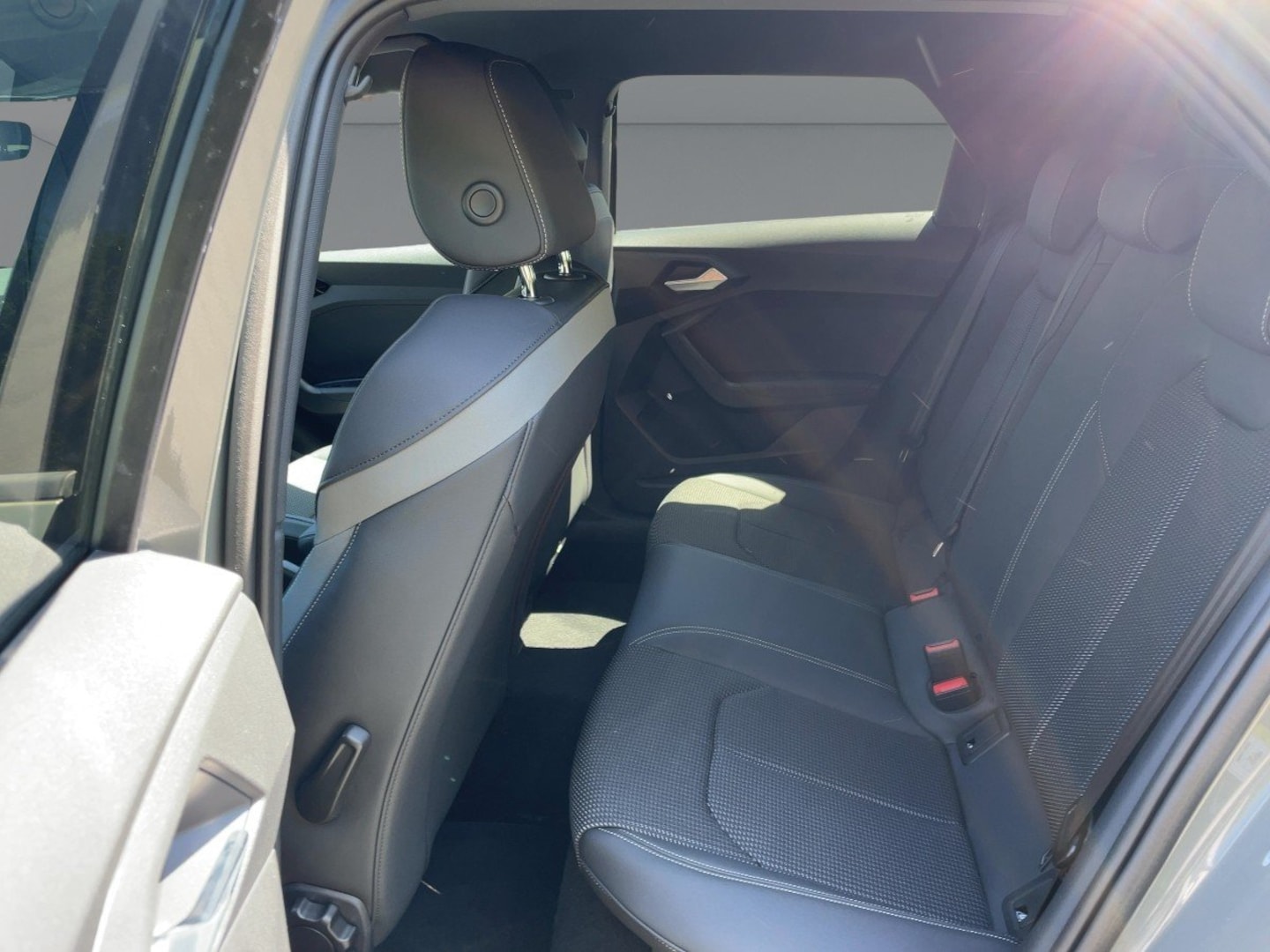 Bild über Audi A1 Sportback S line 35 TFSI S tronic - für weitere Informationen kontaktieren Sie den Audi Partner