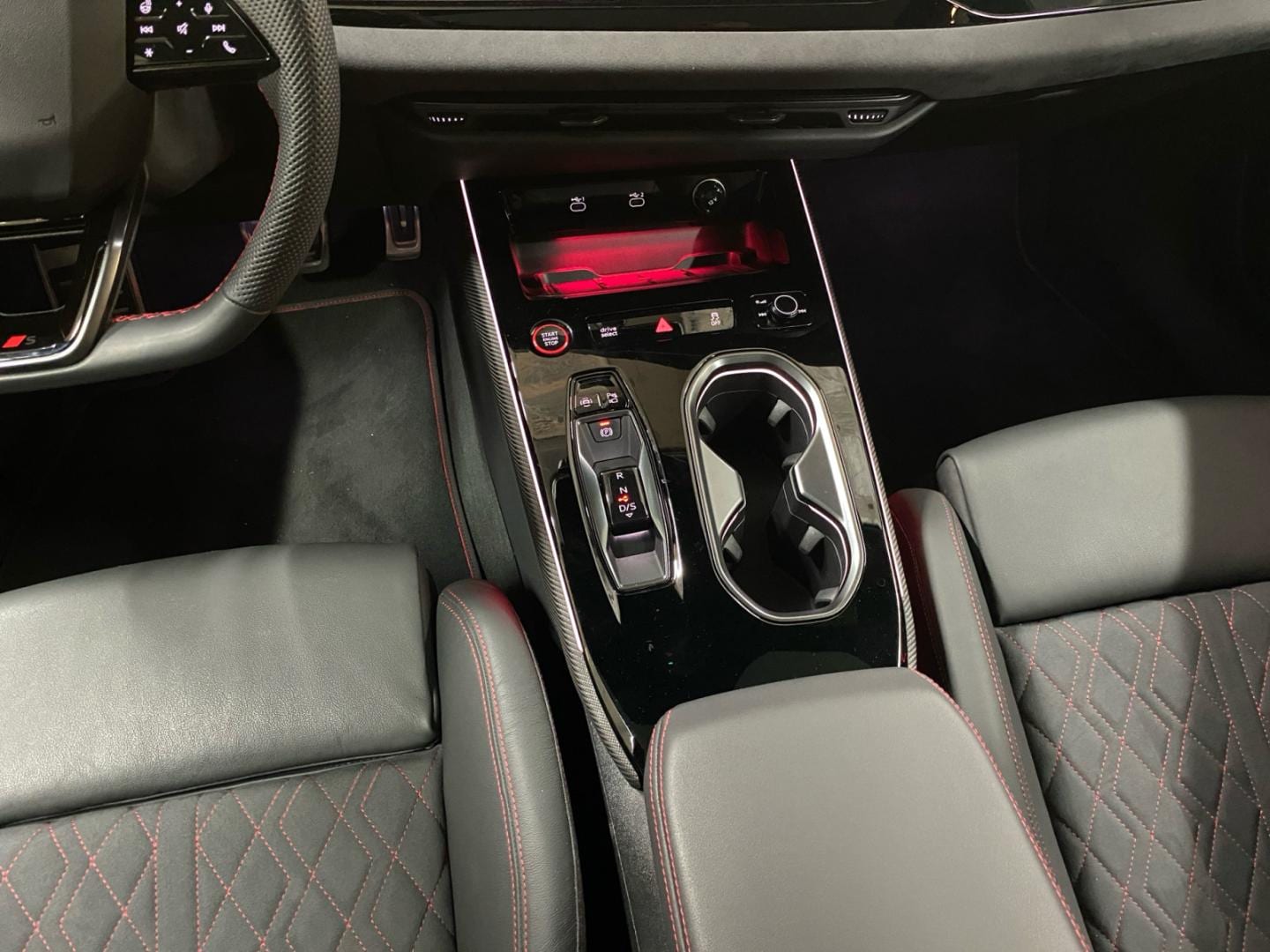 Bild über Audi A6 Avant TFSI quattro 270 kW S tronic - für weitere Informationen kontaktieren Sie den Audi Partner