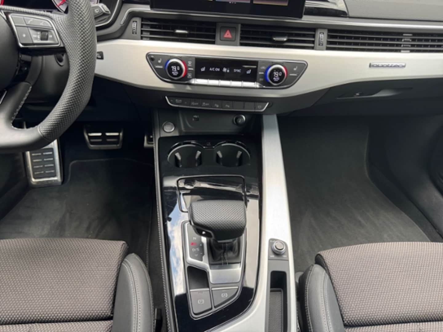 Bild über Audi A4 Avant S line 40 TFSI quattro S tronic - für weitere Informationen kontaktieren Sie den Audi Partner
