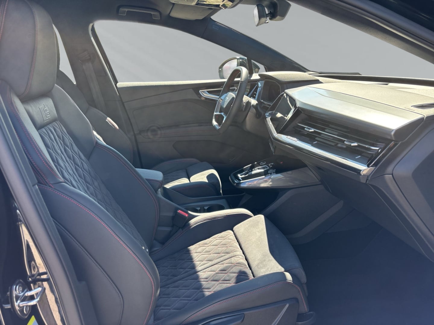 Bild über Audi Q4 e-tron 45 e-tron - für weitere Informationen kontaktieren Sie den Audi Partner