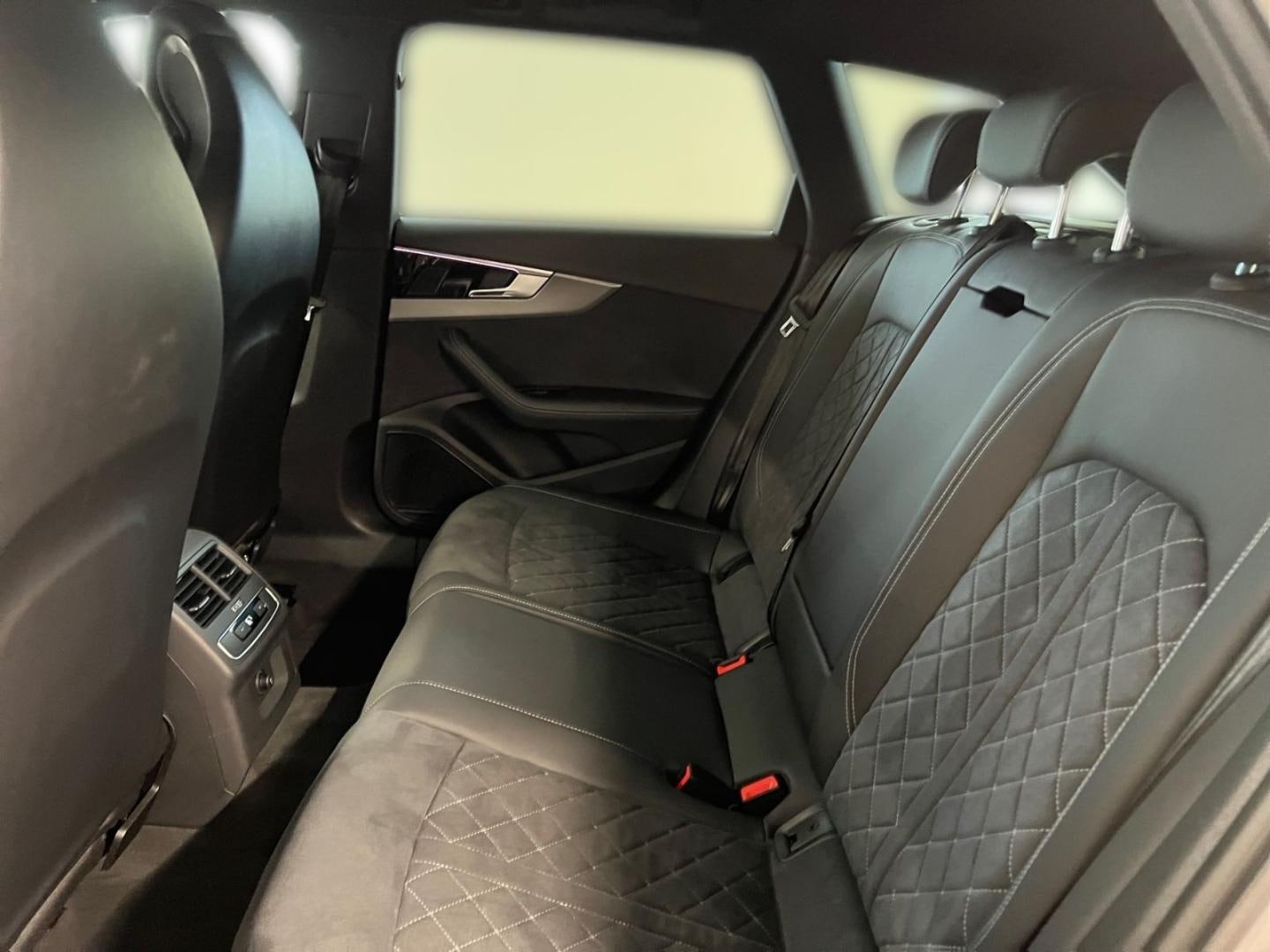 Bild über Audi RS 4 Avant TFSI quattro tiptronic - für weitere Informationen kontaktieren Sie den Audi Partner