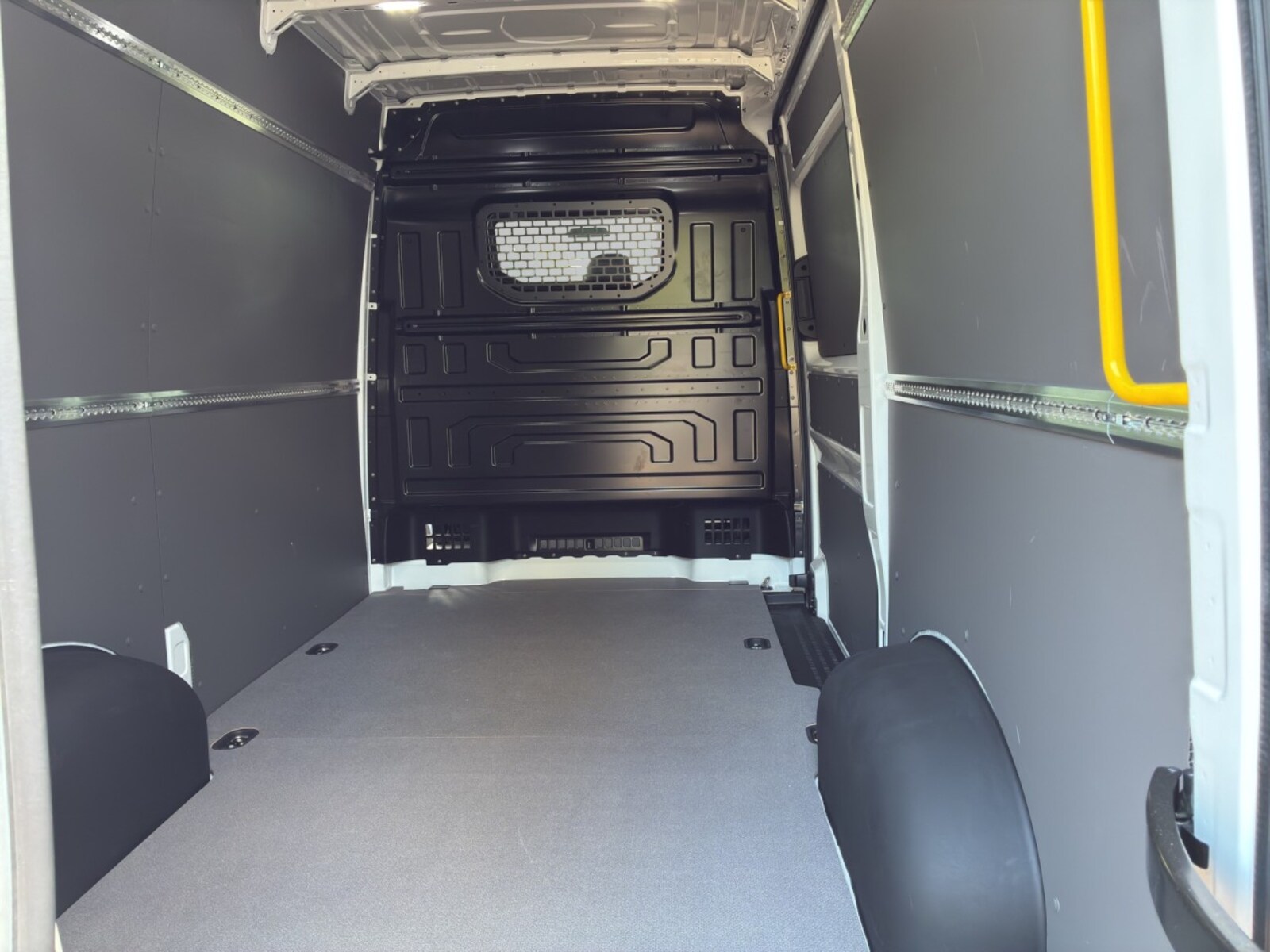Volkswagen Crafter Kasten mittlerer Radstand – Bild 13