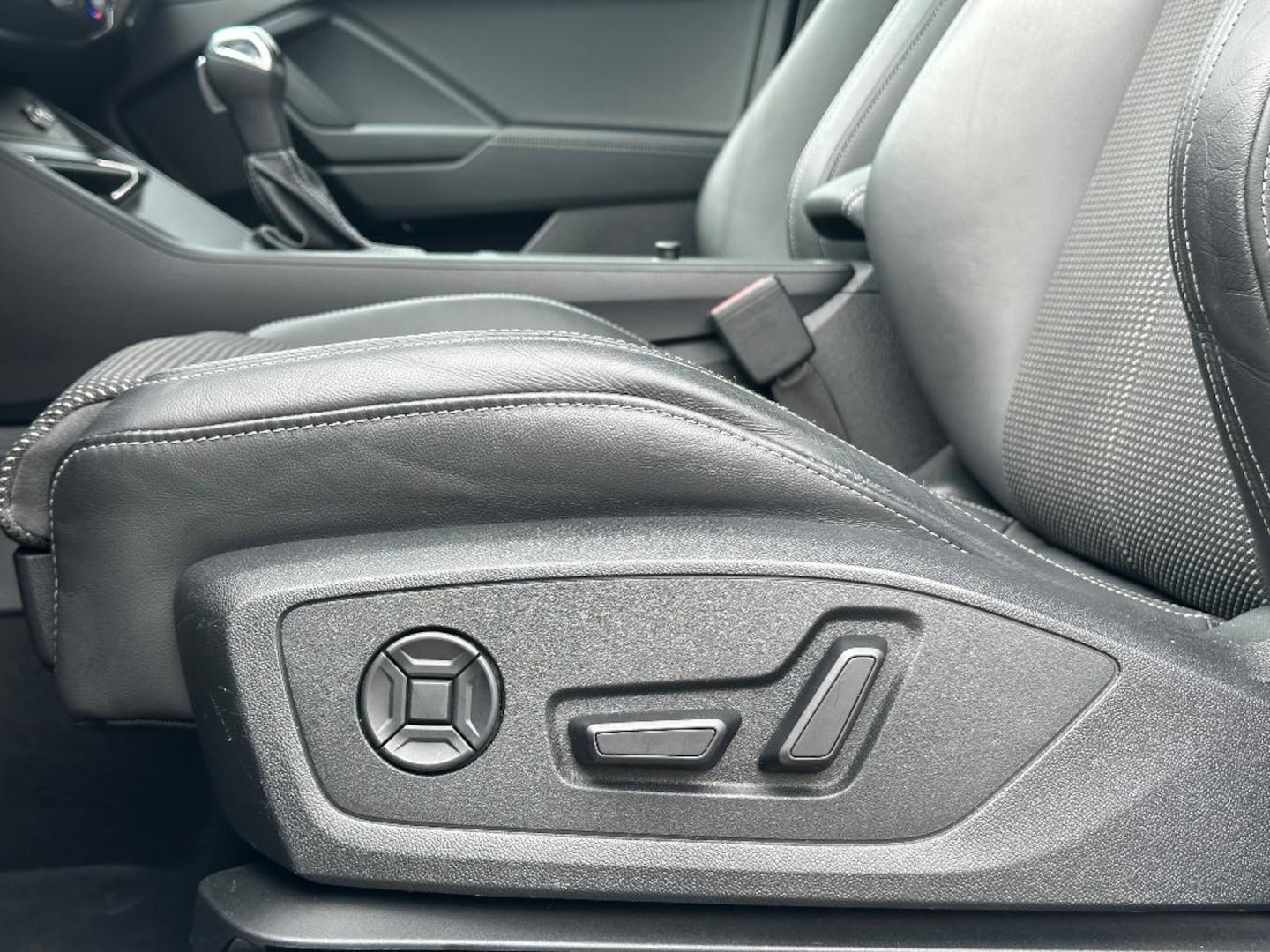 Bild über Audi Q3 S line 40 TFSI quattro S tronic - für weitere Informationen kontaktieren Sie den Audi Partner