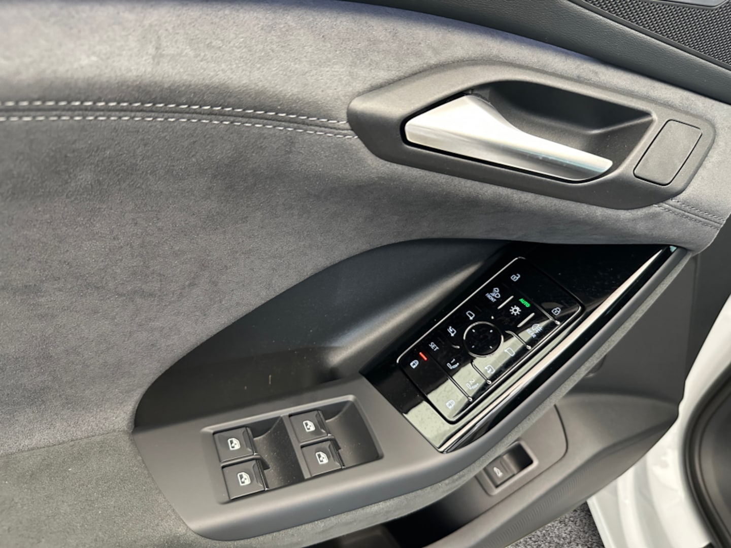 Bild über Audi Q6 SUV e-tron S line business e-tron quattro 315 kW - für weitere Informationen kontaktieren Sie den Audi Partner