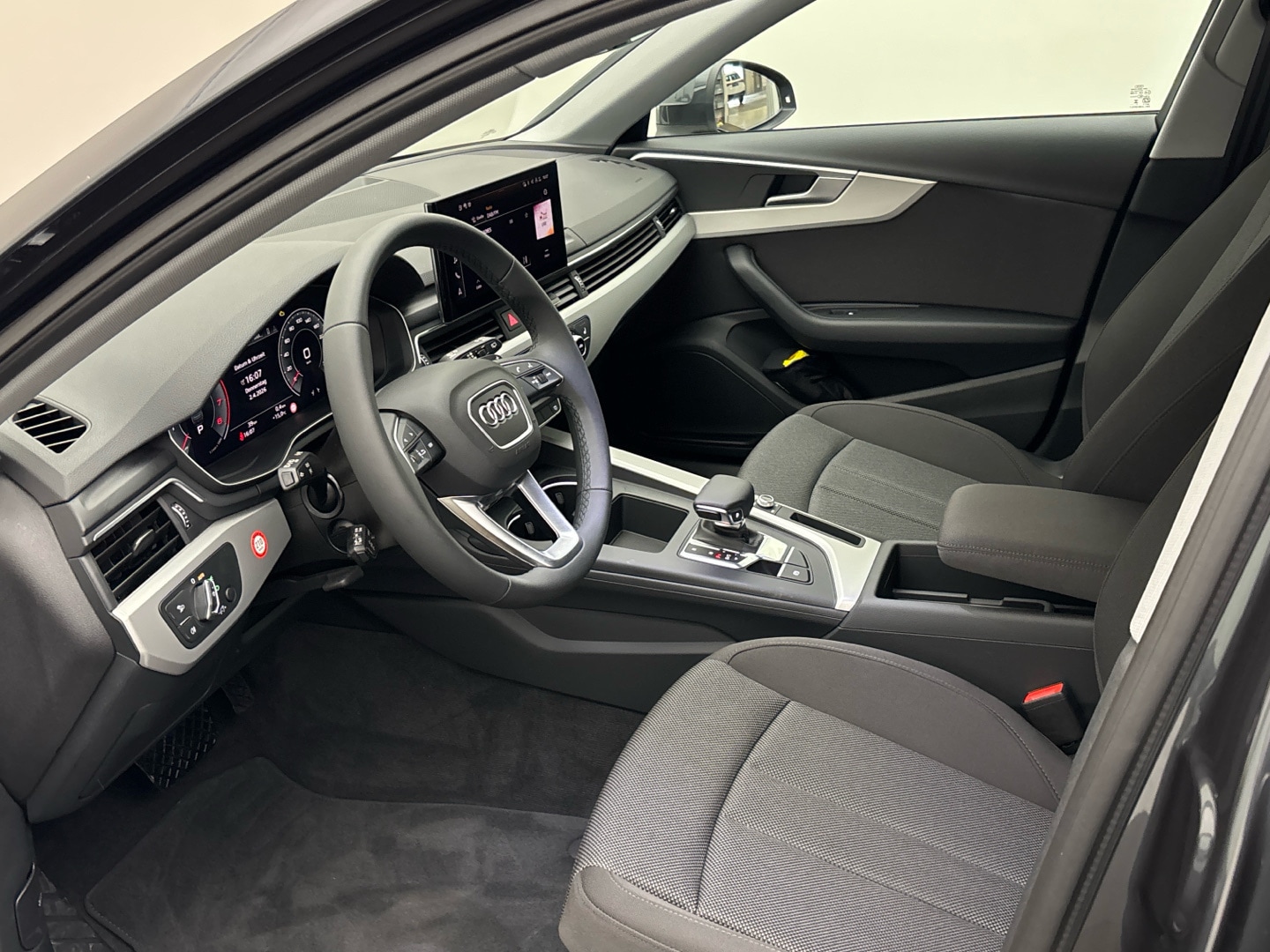 Bild über Audi A4 Avant advanced 35 TFSI S tronic - für weitere Informationen kontaktieren Sie den Audi Partner