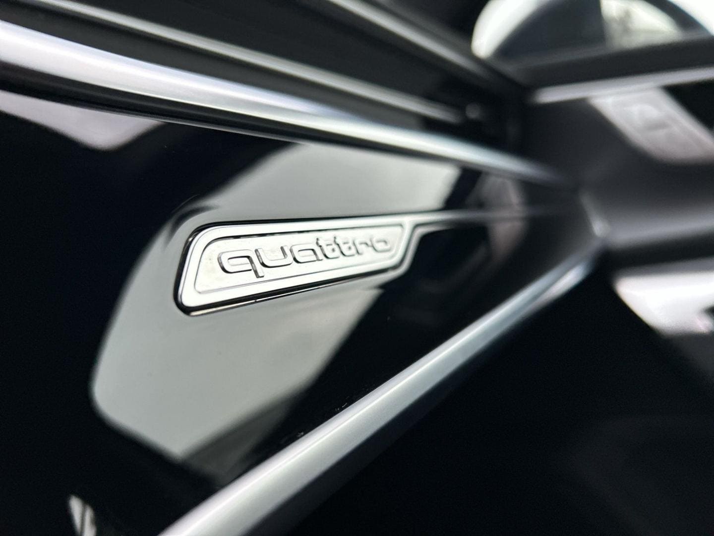 Bild über Audi A6 Avant S line 40 TDI quattro S tronic - für weitere Informationen kontaktieren Sie den Audi Partner