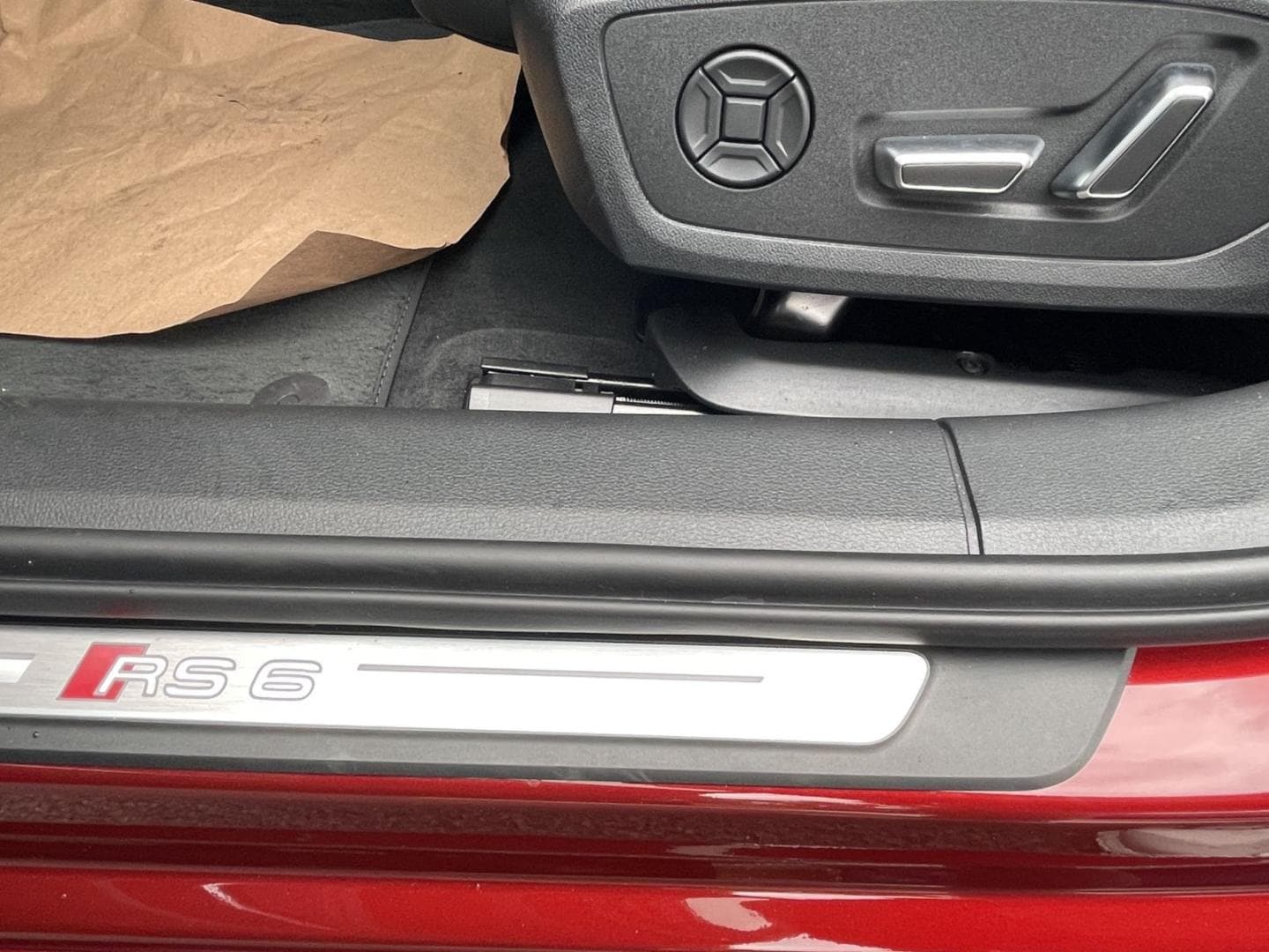 Bild über Audi RS 6 Avant TFSI quattro tiptronic - für weitere Informationen kontaktieren Sie den Audi Partner