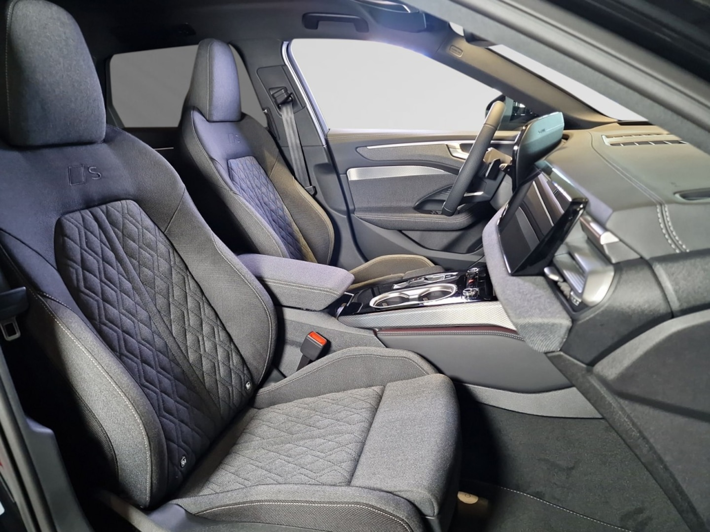 Bild über Audi A6 Avant TDI 150 kW S tronic - für weitere Informationen kontaktieren Sie den Audi Partner