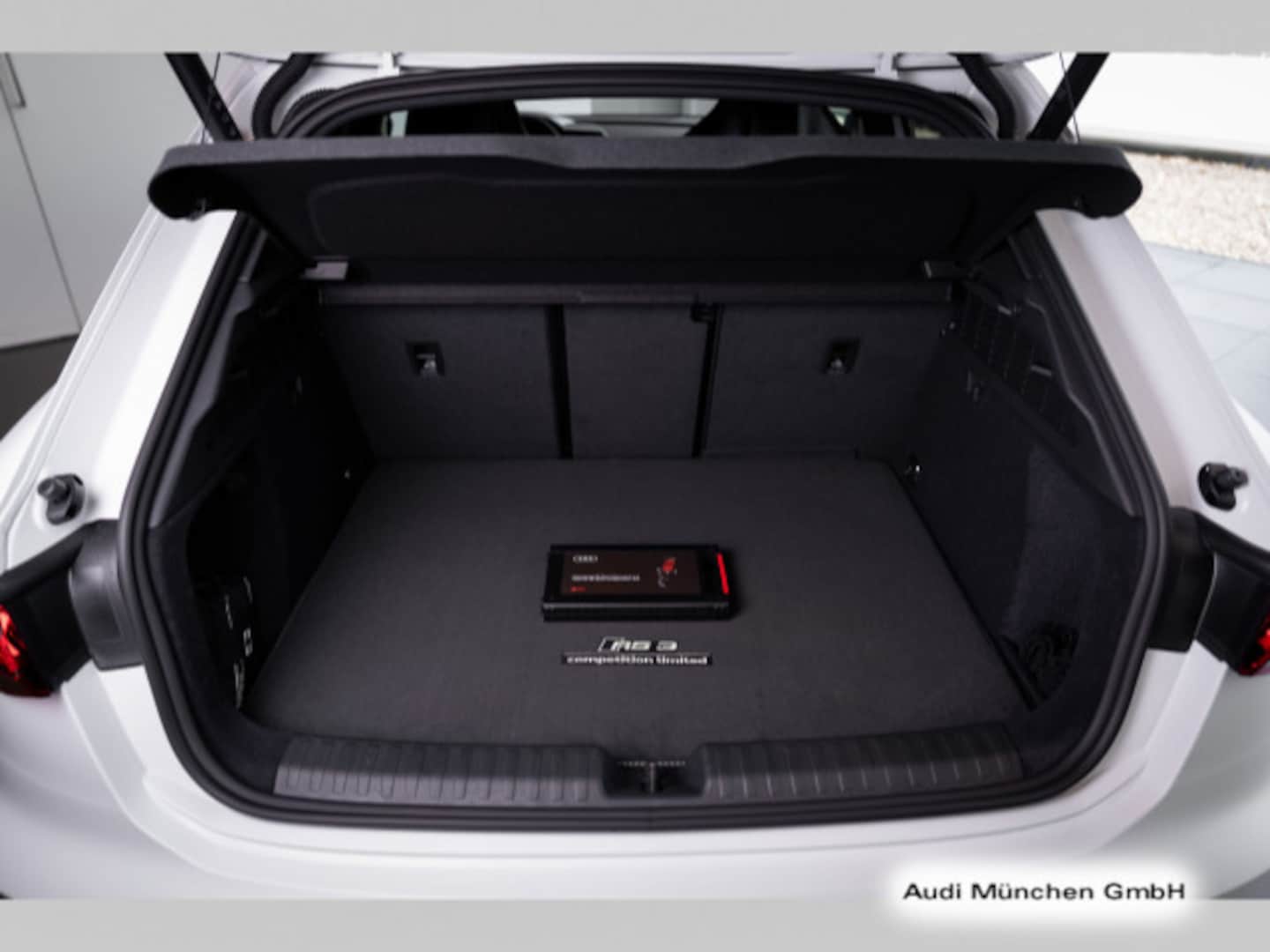 Bild über Audi RS 3 Sportback TFSI quattro 294 kW S tronic - für weitere Informationen kontaktieren Sie den Audi Partner