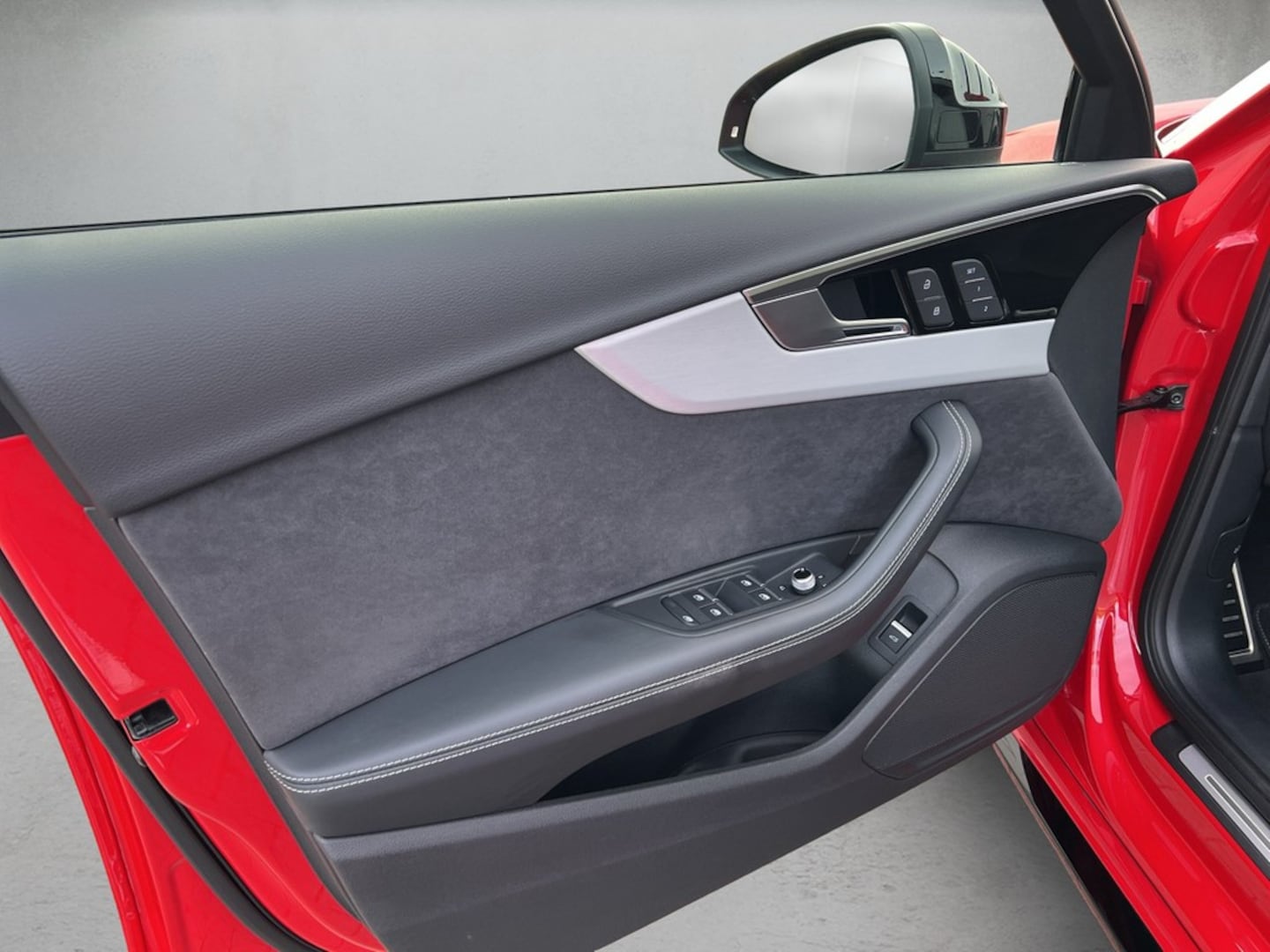 Bild über Audi RS 4 Avant TFSI quattro tiptronic - für weitere Informationen kontaktieren Sie den Audi Partner