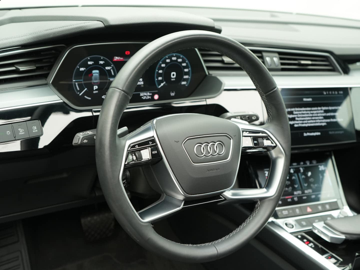 Bild über Audi Q8 e-tron S line 50 e-tron quattro - für weitere Informationen kontaktieren Sie den Audi Partner