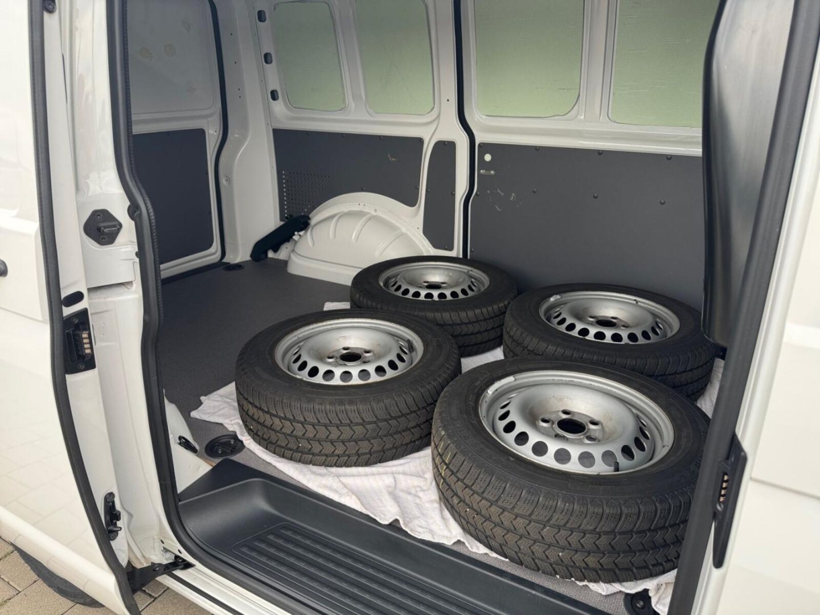 Volkswagen T6.1 Transporter Kasten kurzer Radstand – Bild 10