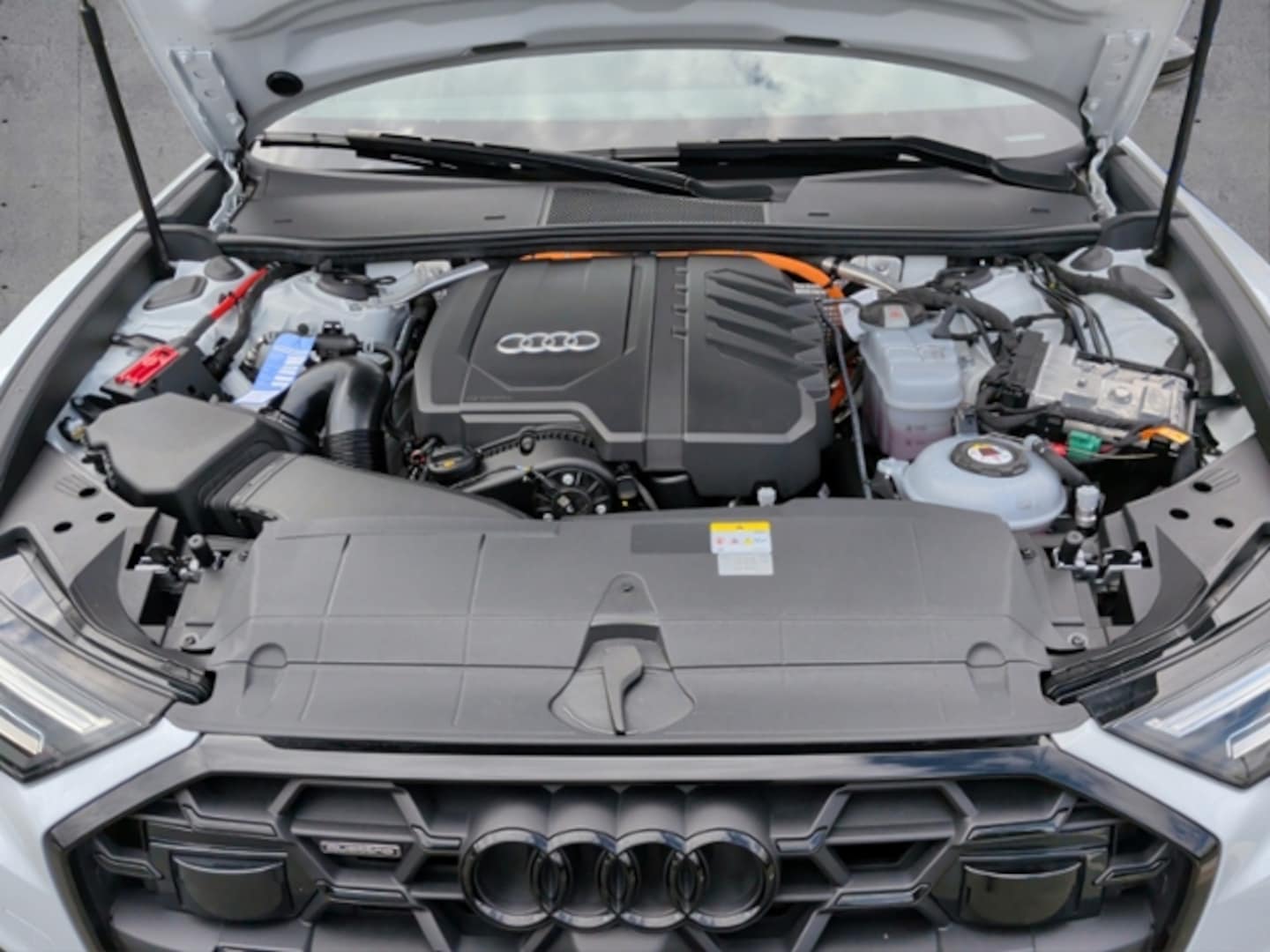 Bild über Audi A6 Avant TFSI e S line 55 TFSI e quattro S tronic - für weitere Informationen kontaktieren Sie den Audi Partner