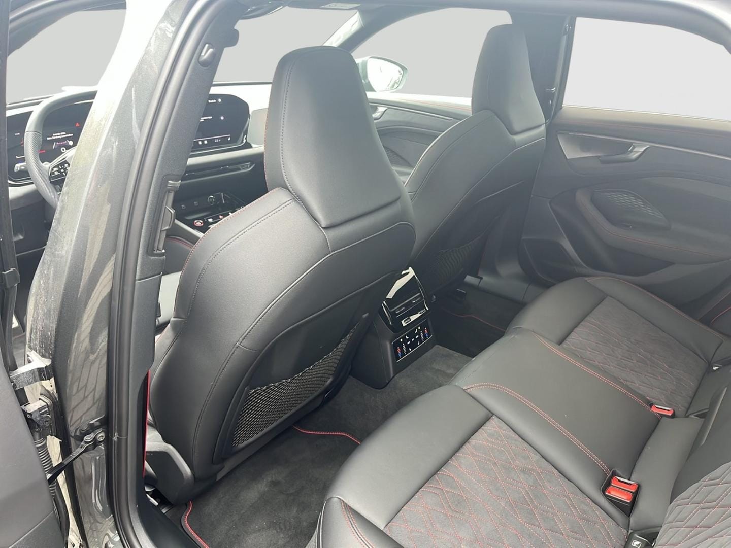 Bild über Audi A6 Avant TFSI quattro 270 kW S tronic - für weitere Informationen kontaktieren Sie den Audi Partner