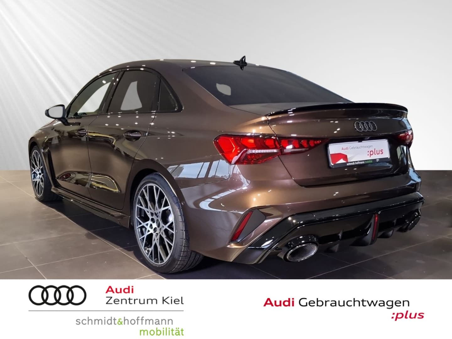 Bild über Audi RS 3 Limousine TFSI quattro S tronic - für weitere Informationen kontaktieren Sie den Audi Partner