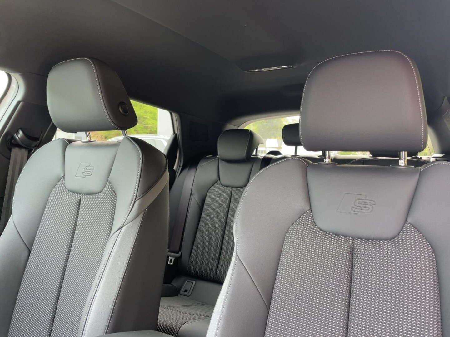 Bild über Audi A1 Sportback S line 35 TFSI S tronic - für weitere Informationen kontaktieren Sie den Audi Partner