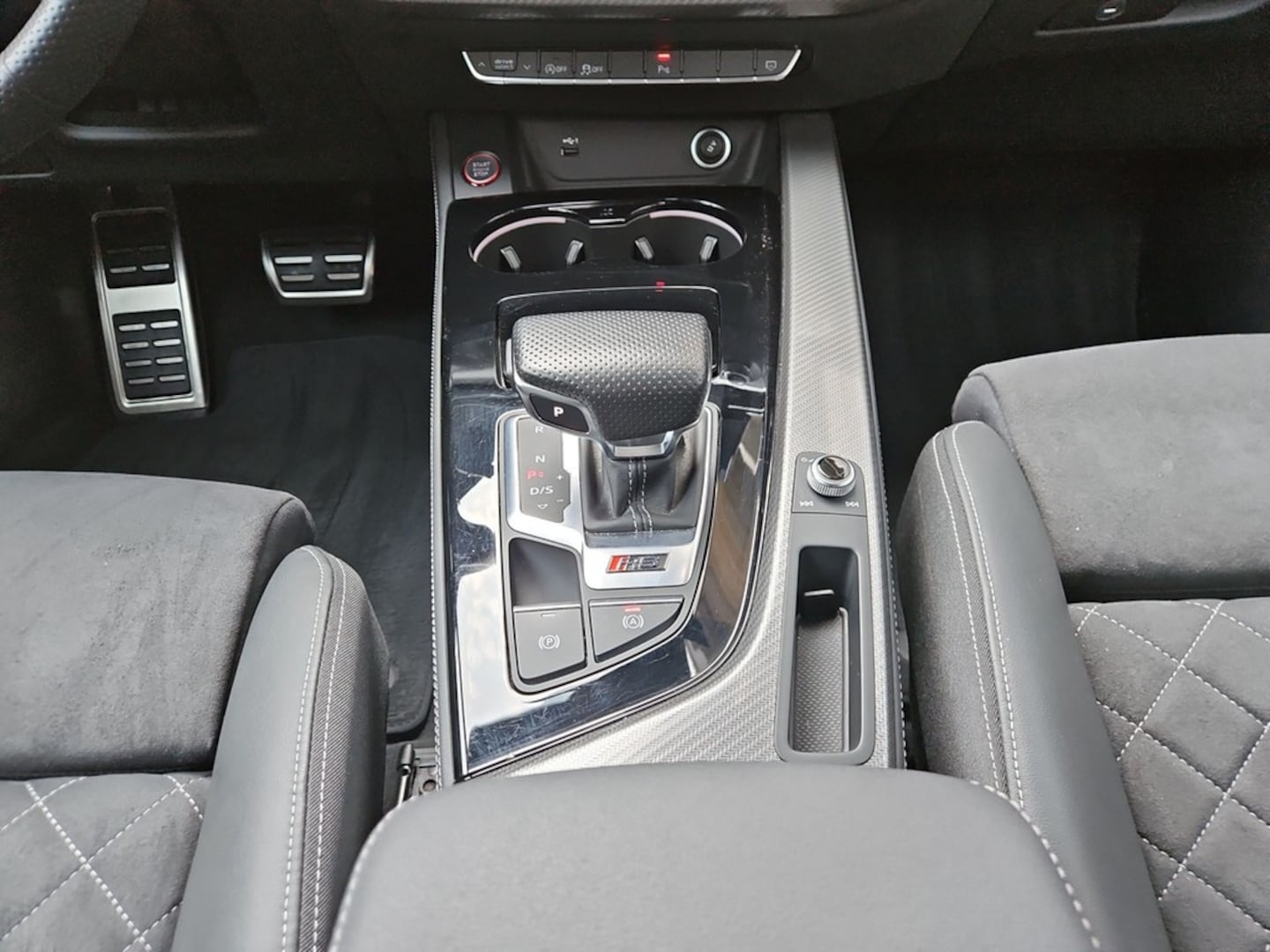 Bild über Audi RS 4 Avant TFSI quattro tiptronic - für weitere Informationen kontaktieren Sie den Audi Partner