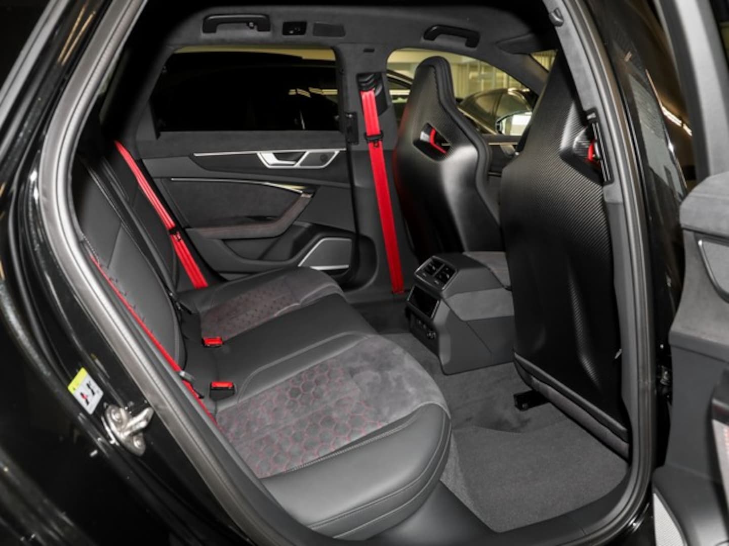 Bild über Audi RS 6 Avant performance quattro tiptronic - für weitere Informationen kontaktieren Sie den Audi Partner