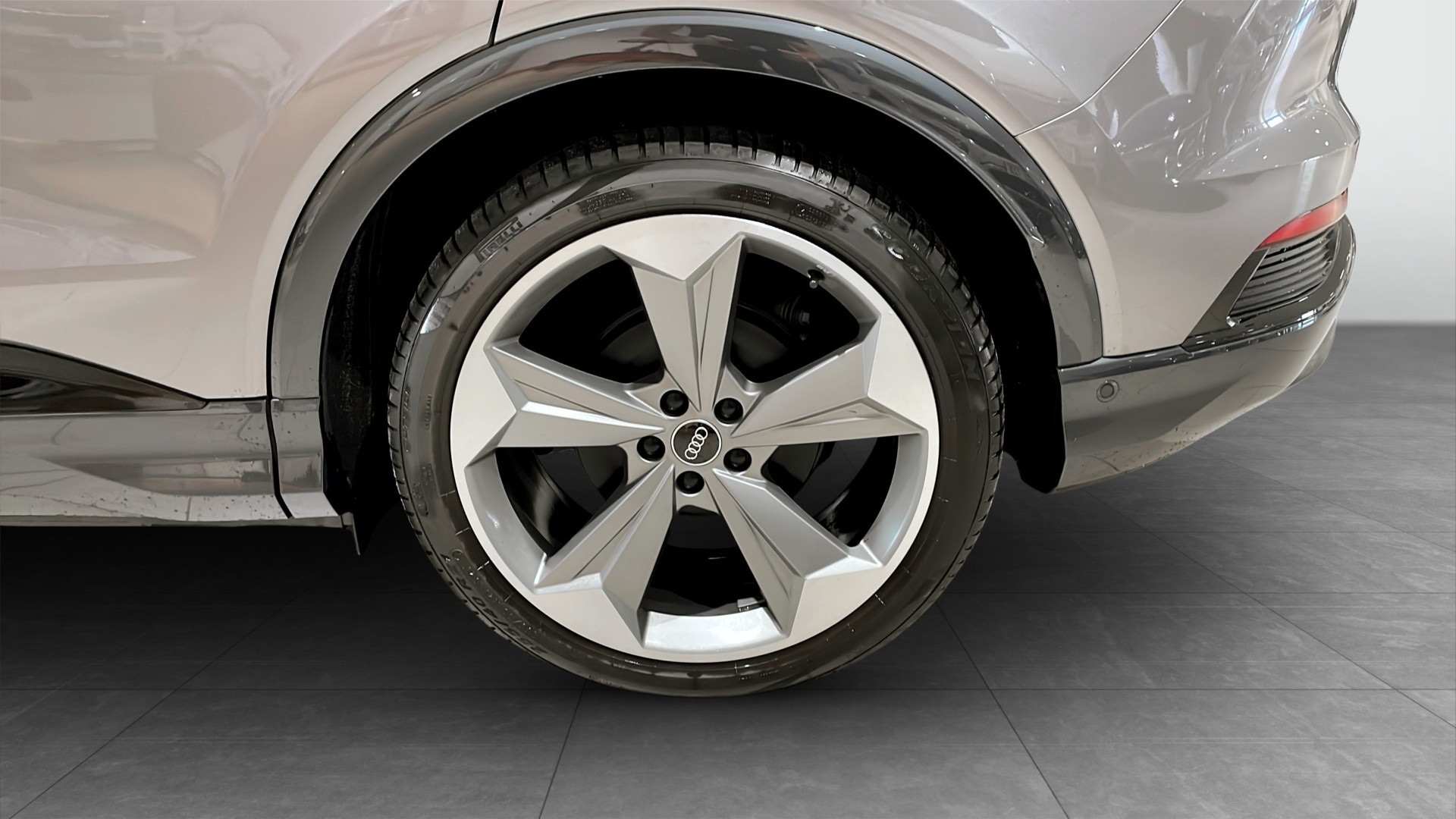 Bild som visar Audi Q4 Sportback e-tron Q4 Sportback 55 e-tron quattro S line 250,00 kW - för mer information kontakta din Audi Partner