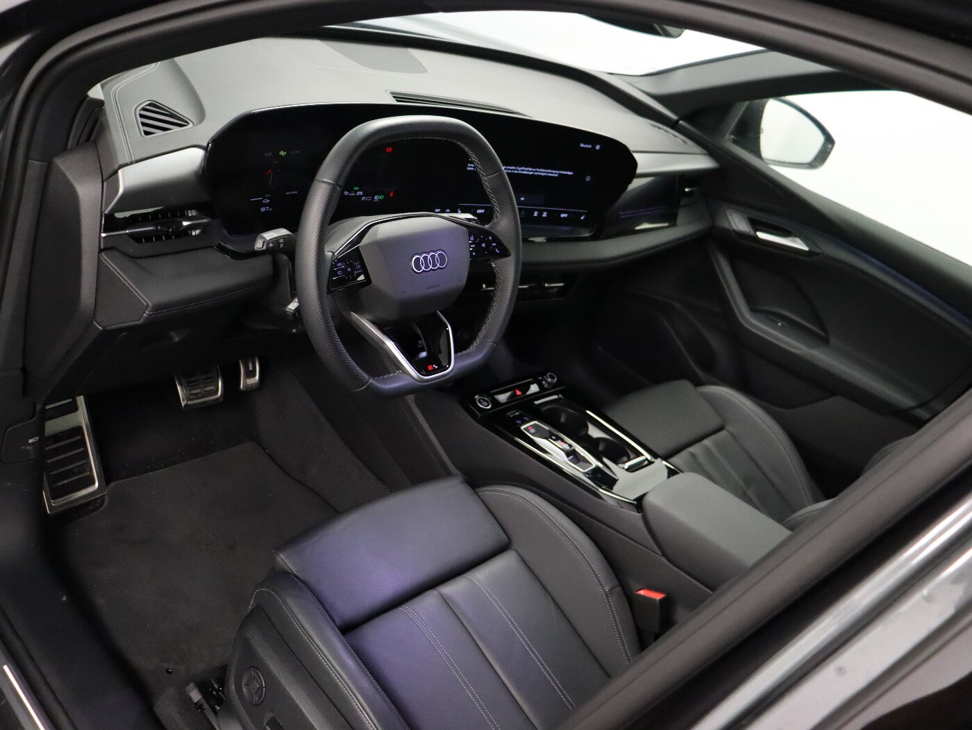 Image about Audi Q6 SUV e-tron e-tron quattro