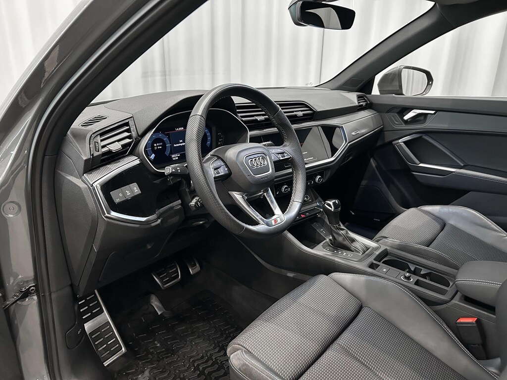 Bild som visar&nbsp;Audi Q3 TFSI e&nbsp;Q3 45 TFSI e S line 245 hk S tronic - för mer information kontakta din Audi Partner