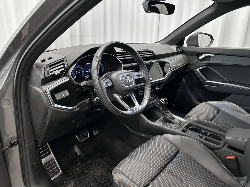 Bild som visar Audi Q3 TFSI e Q3 45 TFSI e S line 245 hk S tronic - för mer information kontakta din Audi Partner