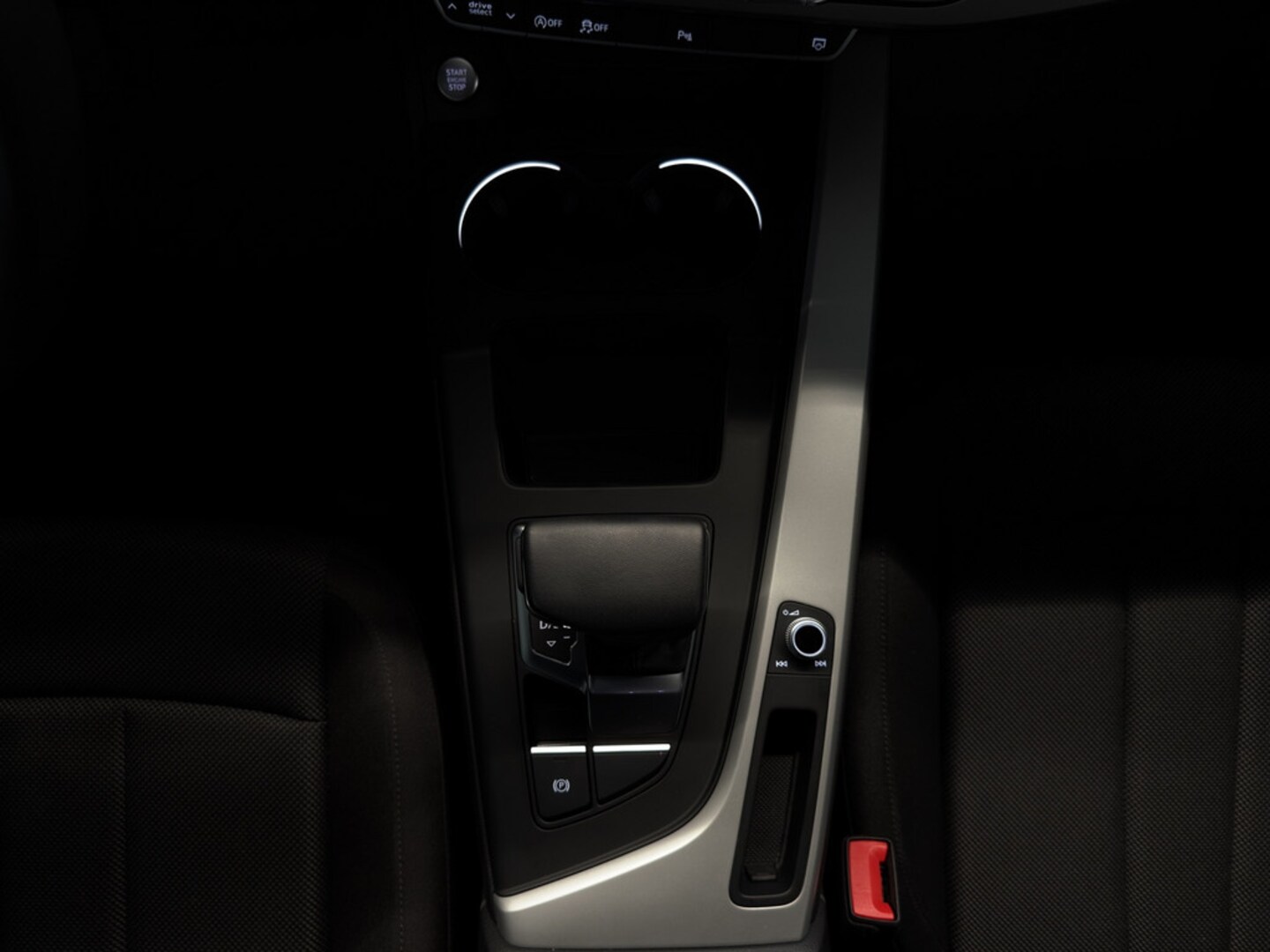 Bild über Audi A4 Avant 40 TFSI quattro S tronic - für weitere Informationen kontaktieren Sie den Audi Partner
