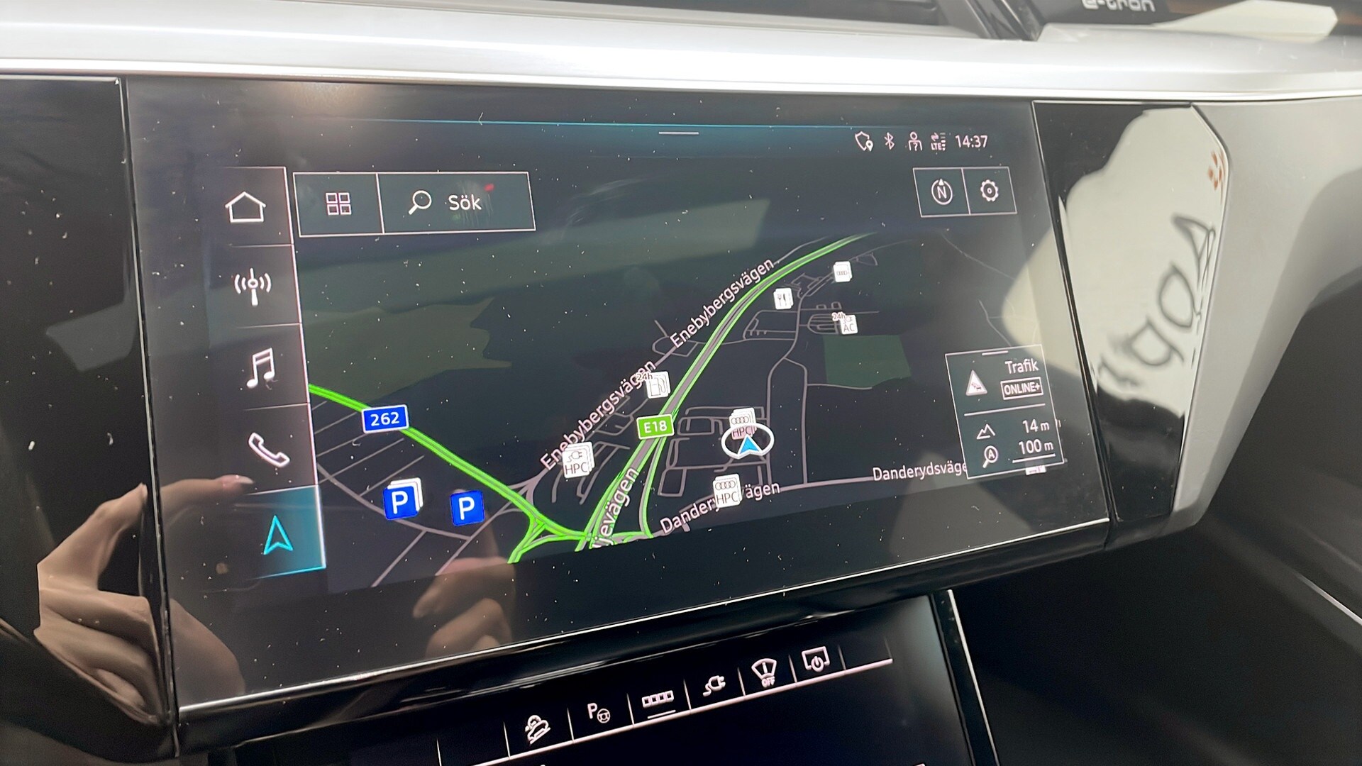 Bild som visar&nbsp;Audi Q8 Sportback e-tron&nbsp;Q8 Sportback 55 e-tron quattro S line 300,00 kW - för mer information kontakta din Audi Partner