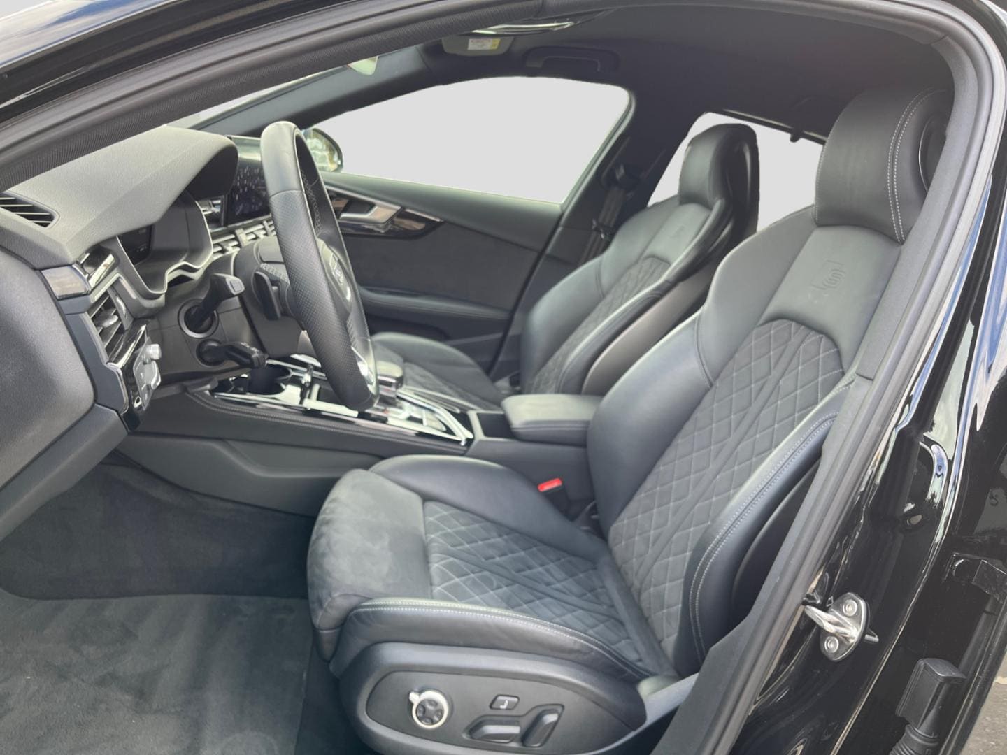 Bild über Audi S4 Limousine TDI quattro tiptronic - für weitere Informationen kontaktieren Sie den Audi Partner