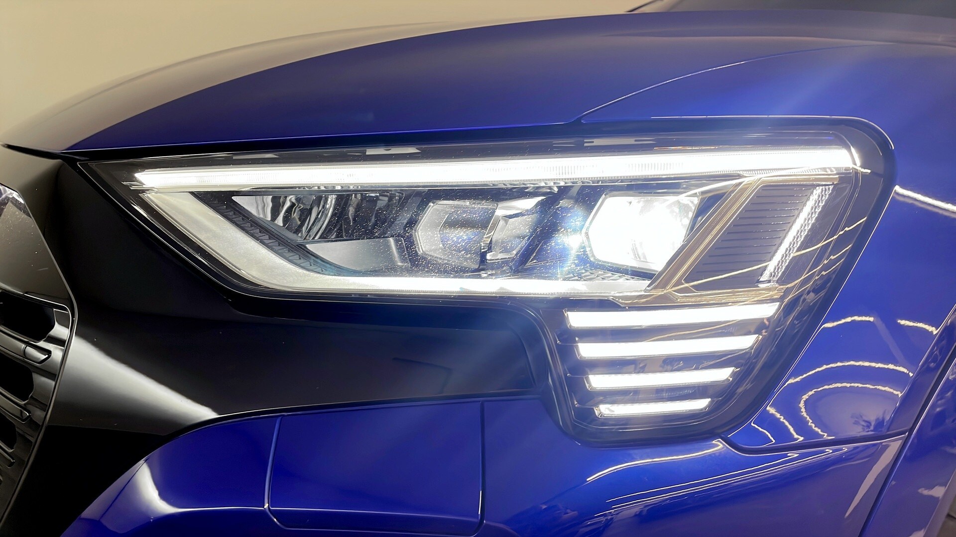 Bild som visar&nbsp;Audi Q8 Sportback e-tron&nbsp;Q8 Sportback 55 e-tron quattro S line 300,00 kW - för mer information kontakta din Audi Partner
