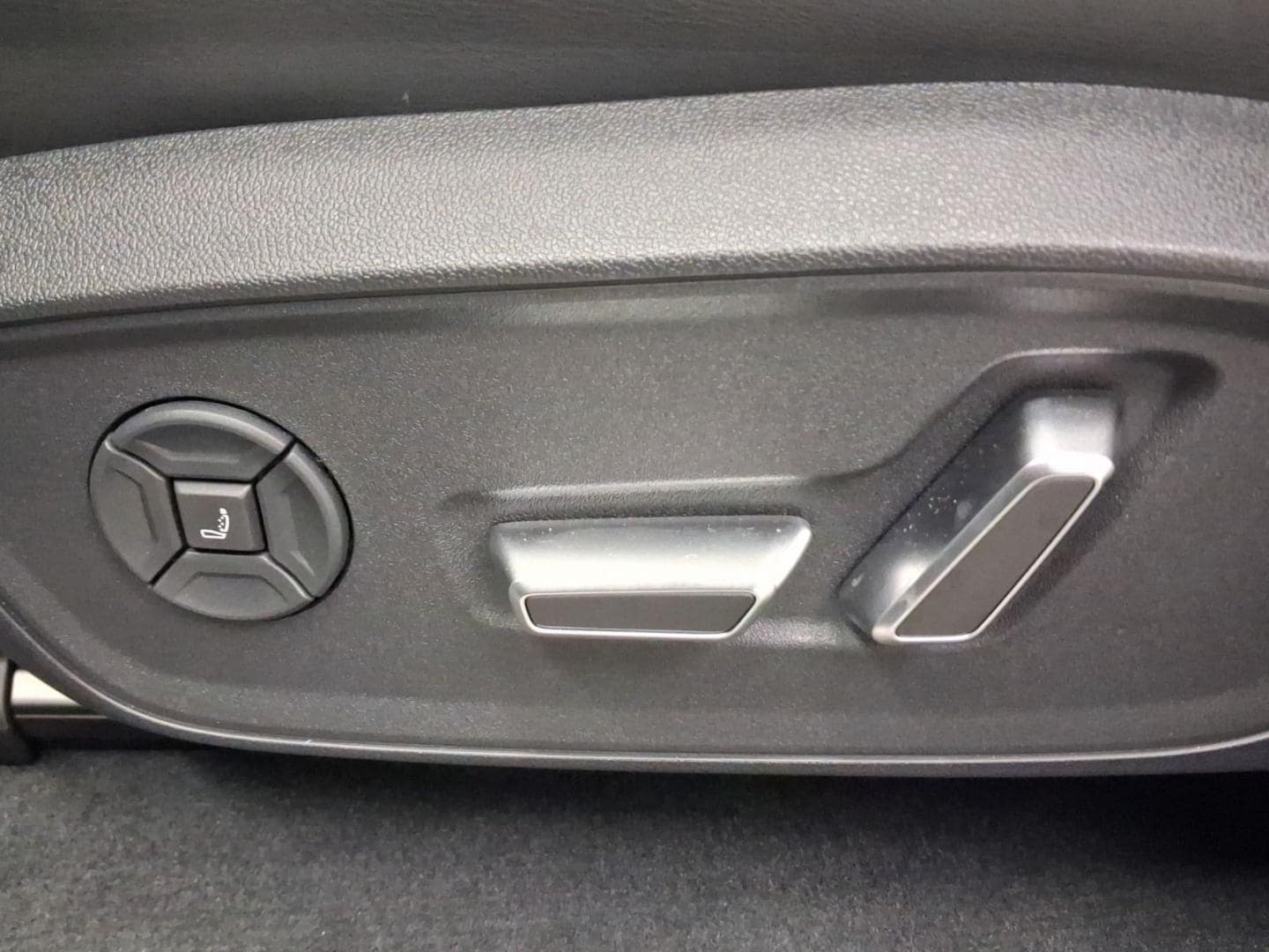 Bild über Audi Q7 SUV TDI quattro 220 kW tiptronic - für weitere Informationen kontaktieren Sie den Audi Partner