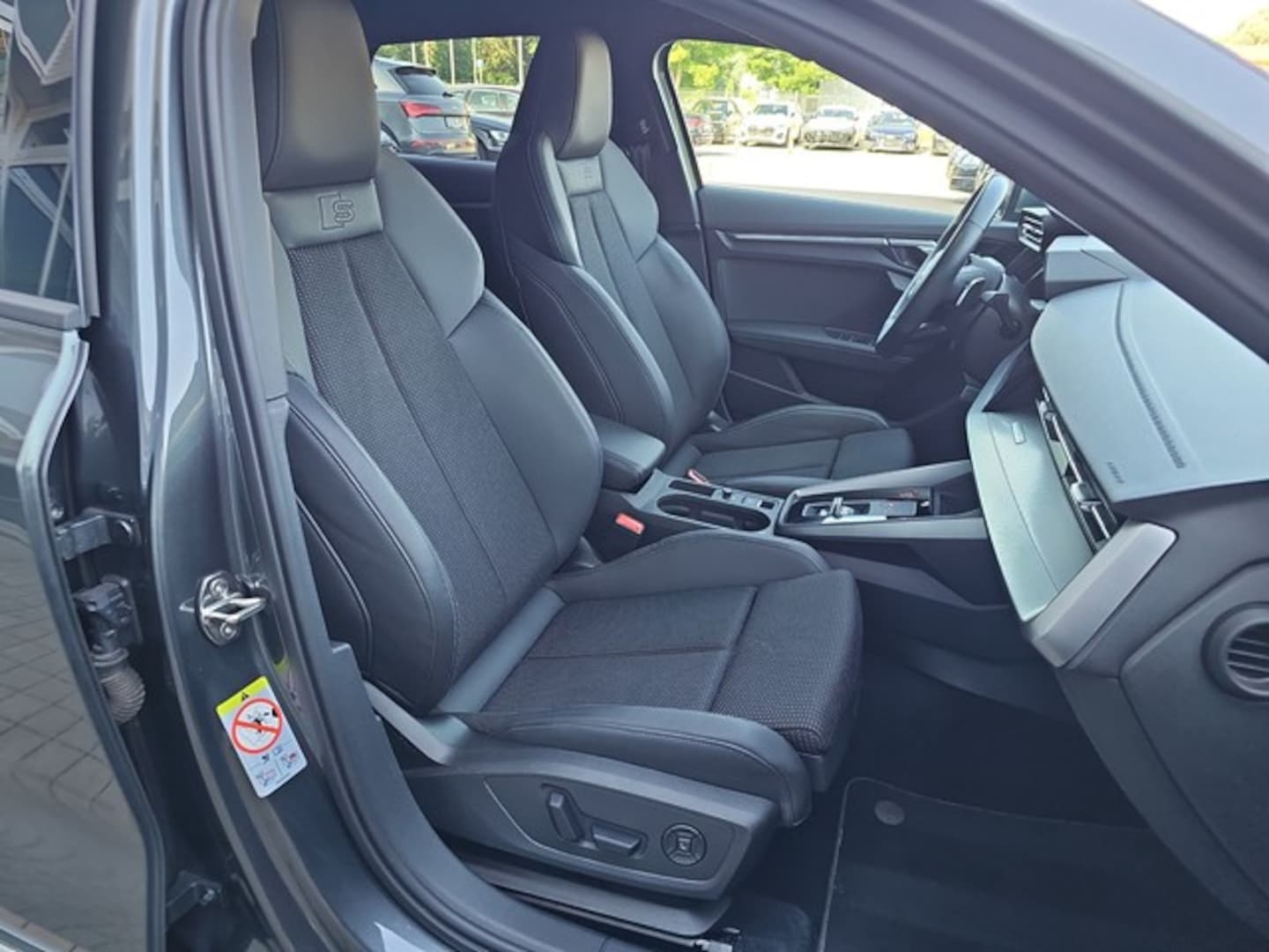 Bild über Audi S3 Sportback TFSI quattro S tronic - für weitere Informationen kontaktieren Sie den Audi Partner