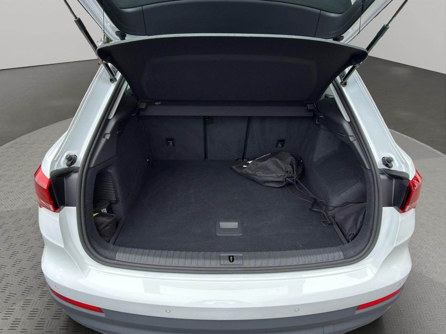 Bild über Audi Q3 TFSI e 45 TFSI e S tronic - für weitere Informationen kontaktieren Sie den Audi Partner