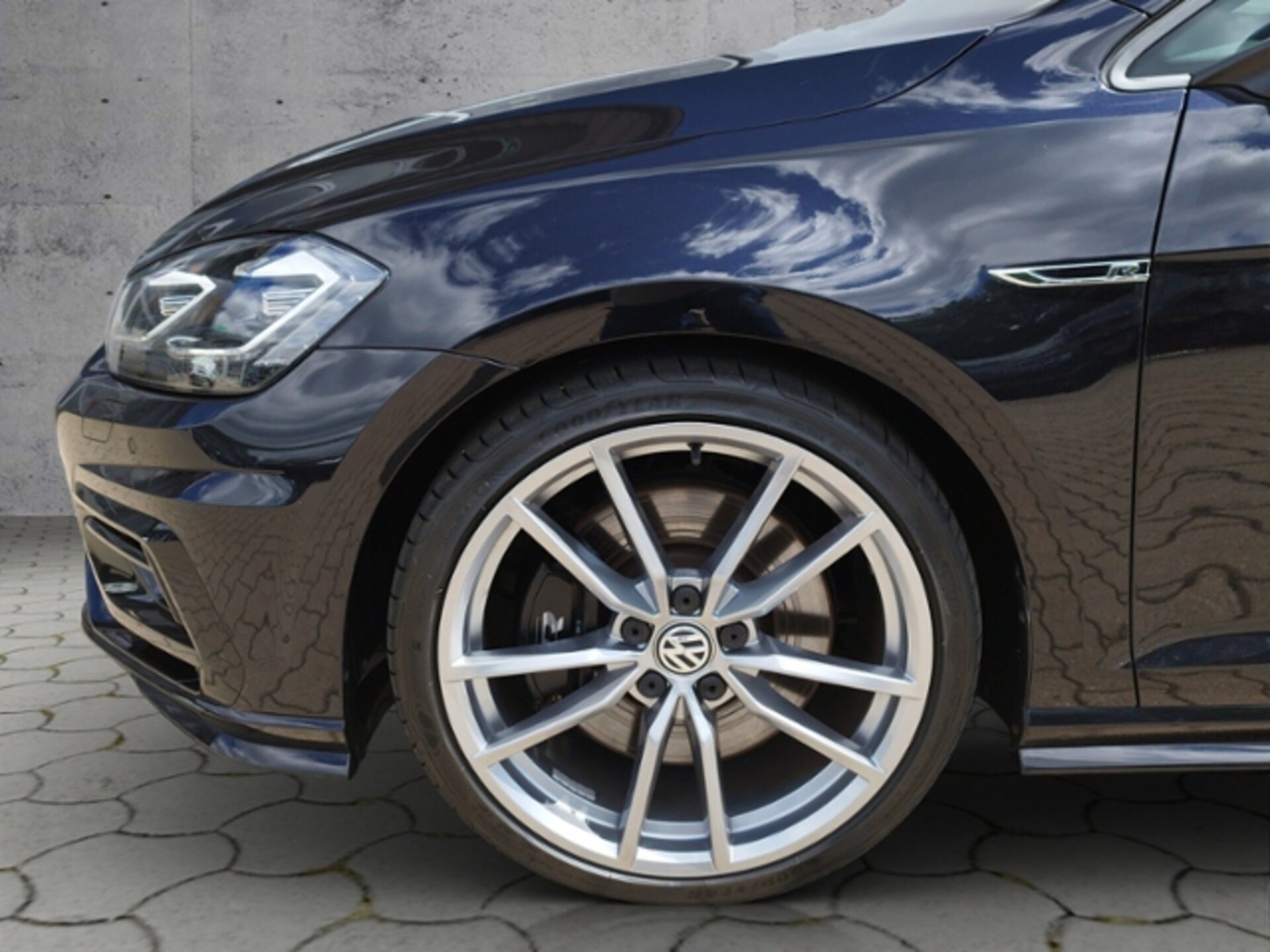 Volkswagen Golf Variant R