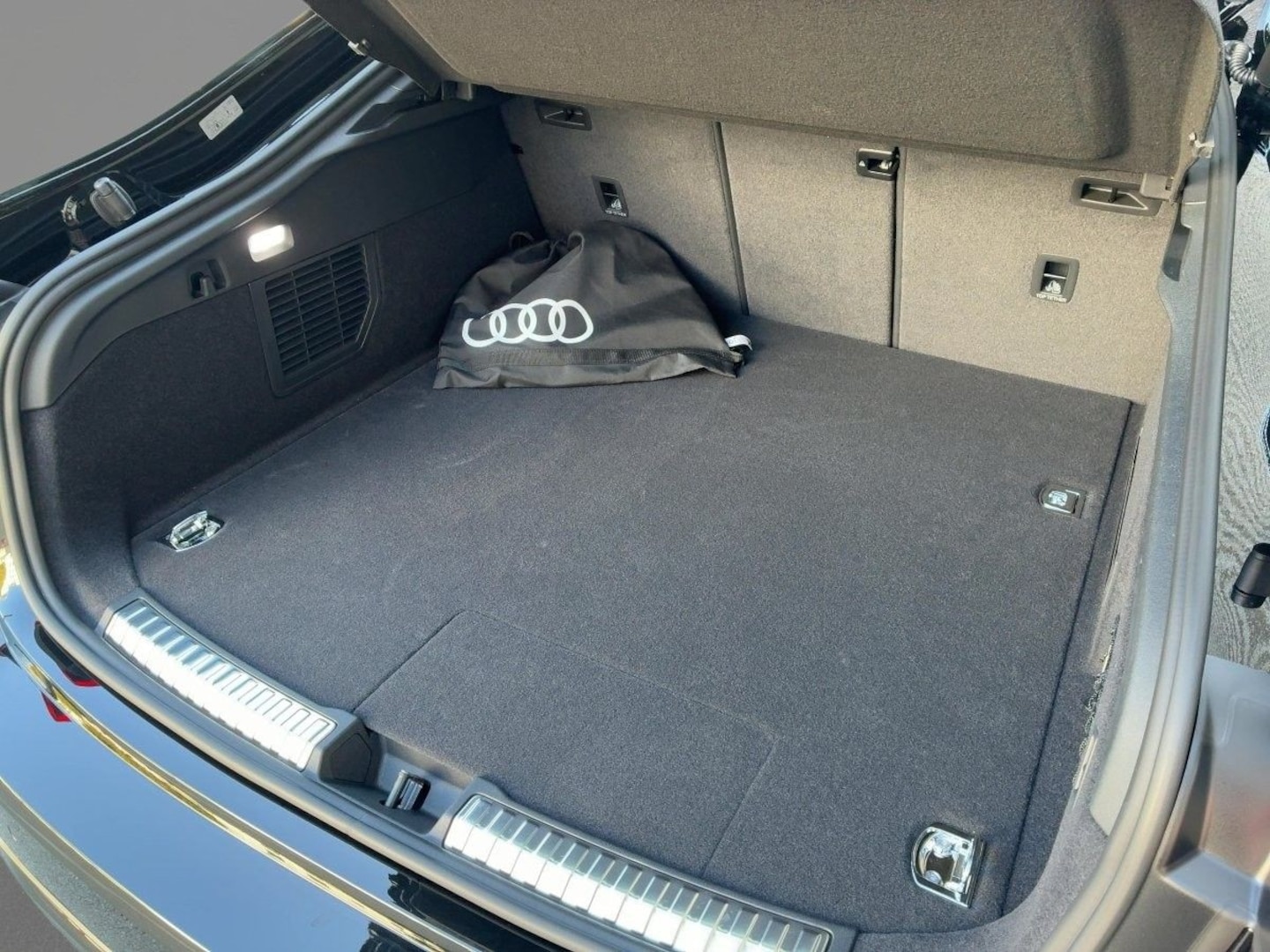 Bild über Audi A5 Limousine e-hybrid e-hybrid quattro 270 kW S tronic - für weitere Informationen kontaktieren Sie den Audi Partner