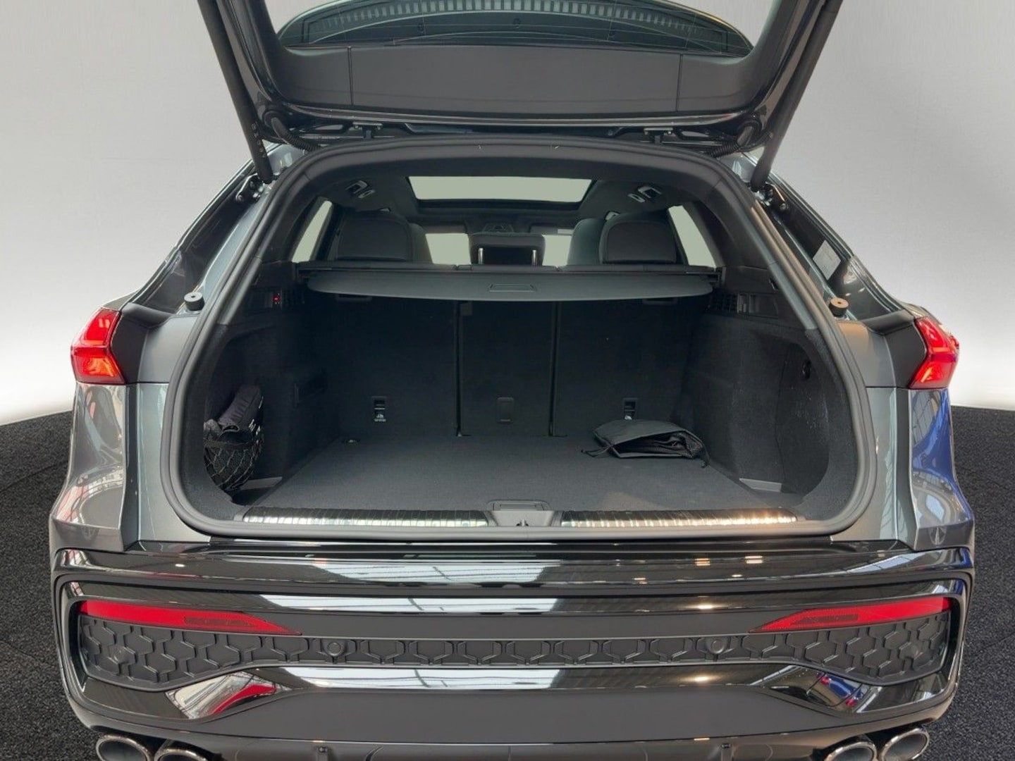 Bild über Audi SQ5 SUV edition one mit Akzenten mythosschwarz TFSI 270 kW S tronic - für weitere Informationen kontaktieren Sie den Audi Partner