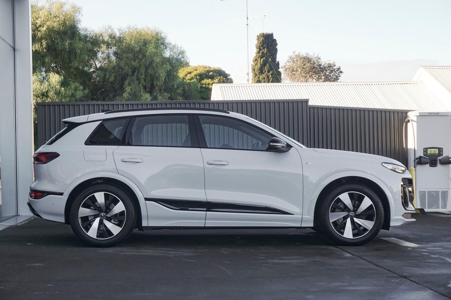 Image about Audi Q6 SUV e-tron e-tron quattro