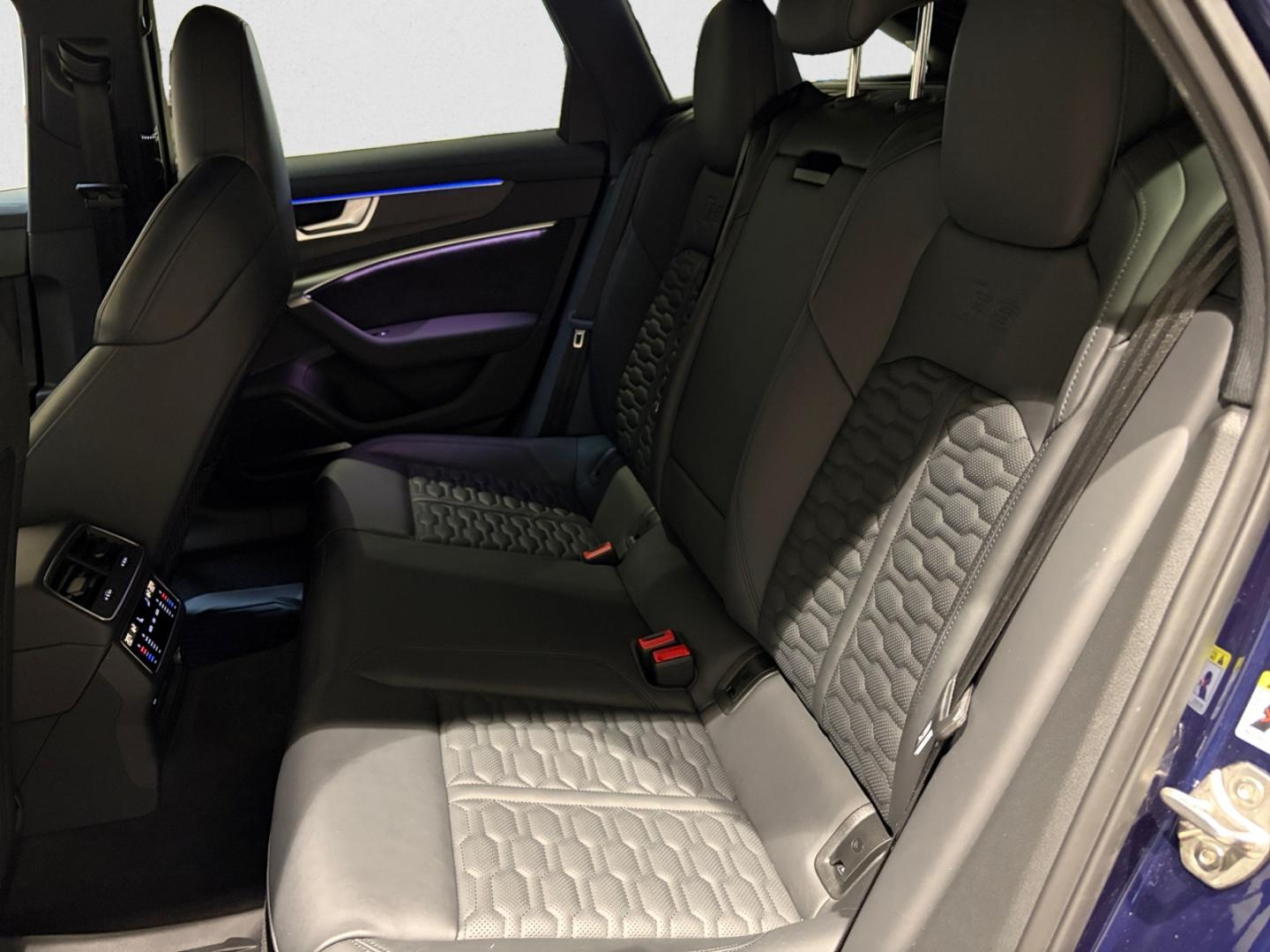 Bild som visar&nbsp;Audi RS 6 Avant&nbsp;RS 6 Avant 600 hk tiptronic - för mer information kontakta din Audi Partner