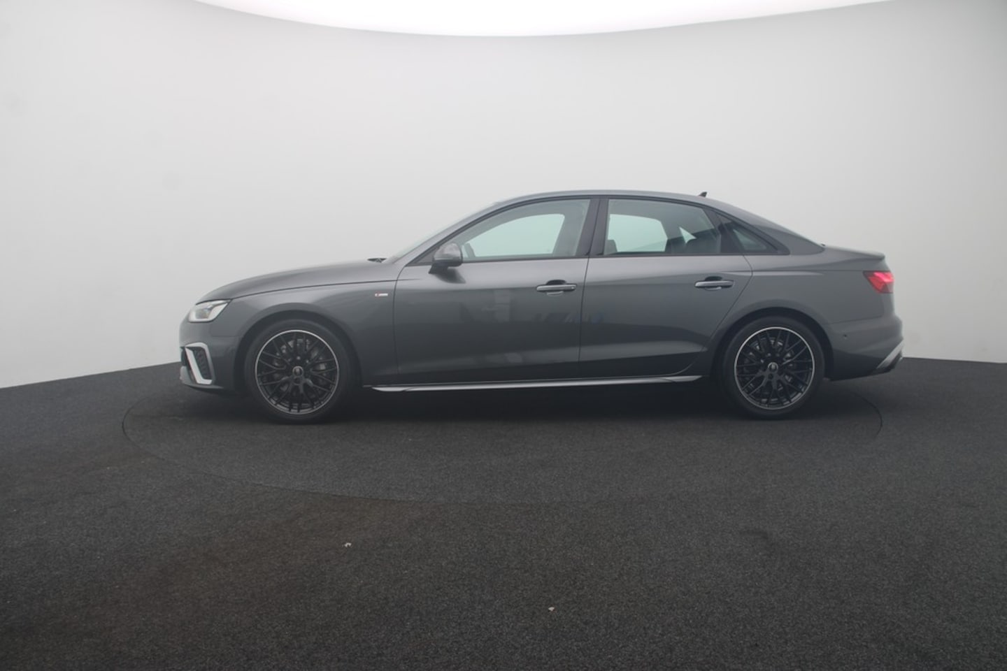 Bild über Audi A4 Limousine S line 40 TDI S tronic - für weitere Informationen kontaktieren Sie den Audi Partner