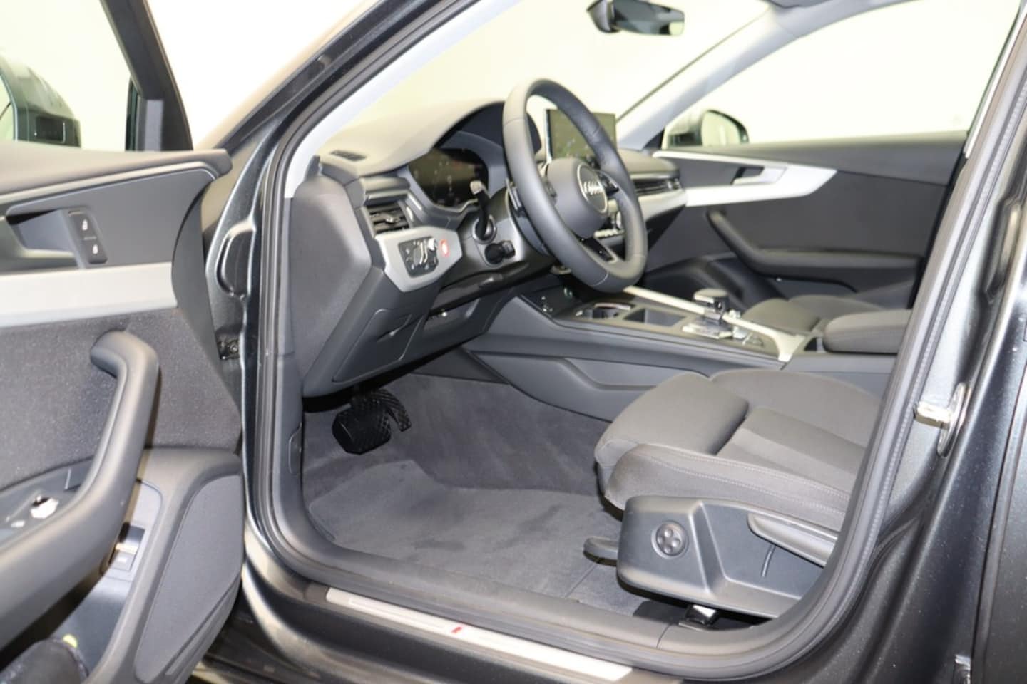 Bild über Audi A4 Limousine S line 40 TDI S tronic - für weitere Informationen kontaktieren Sie den Audi Partner