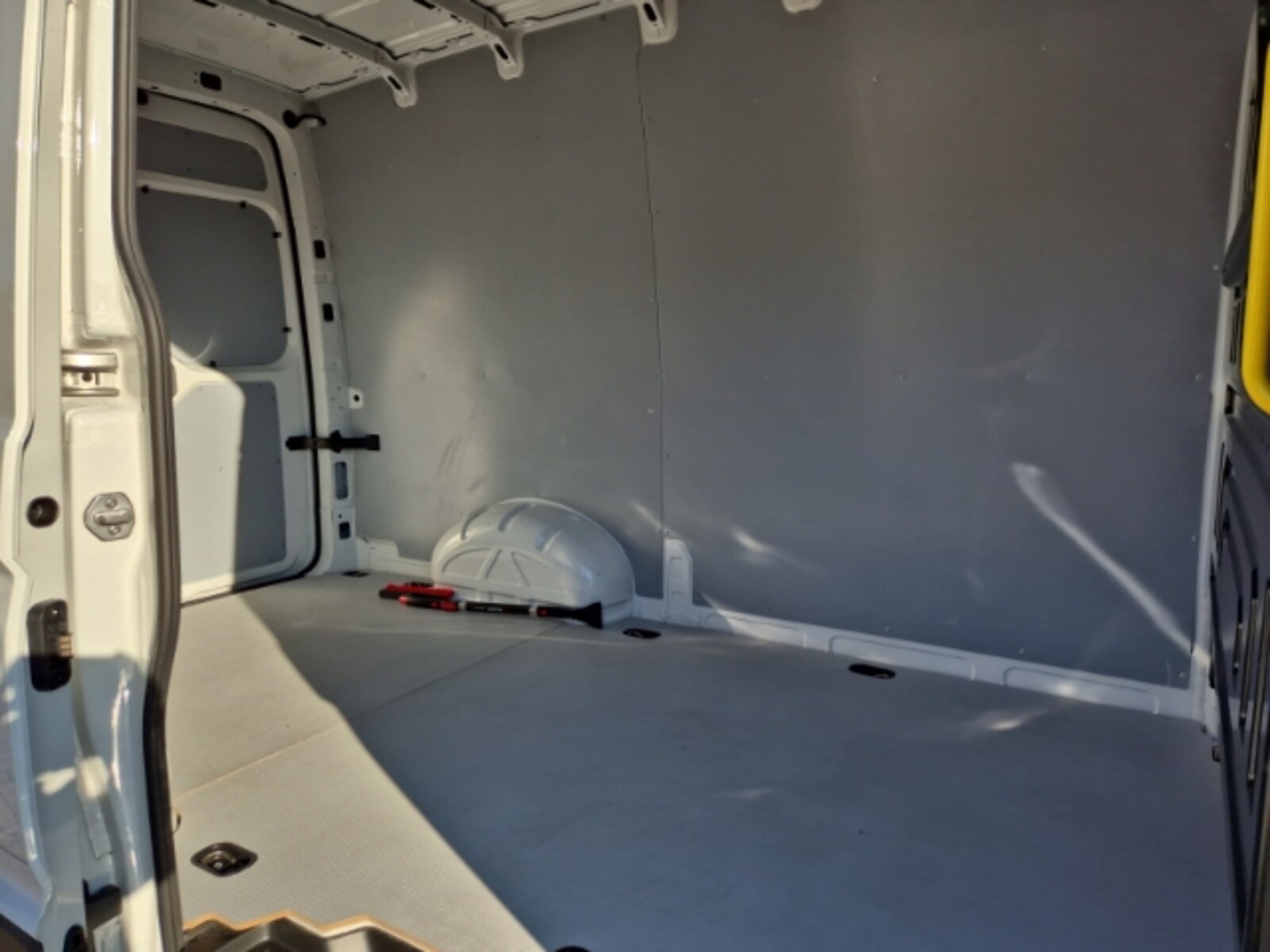 Volkswagen Crafter Kasten mittlerer Radstand – Bild 12