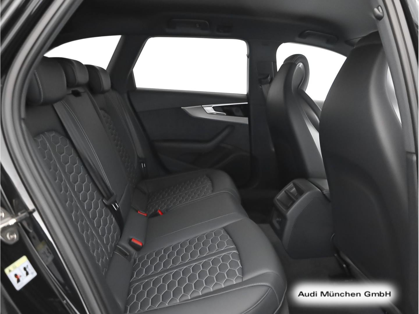 Bild über Audi RS 4 Avant TFSI quattro tiptronic - für weitere Informationen kontaktieren Sie den Audi Partner