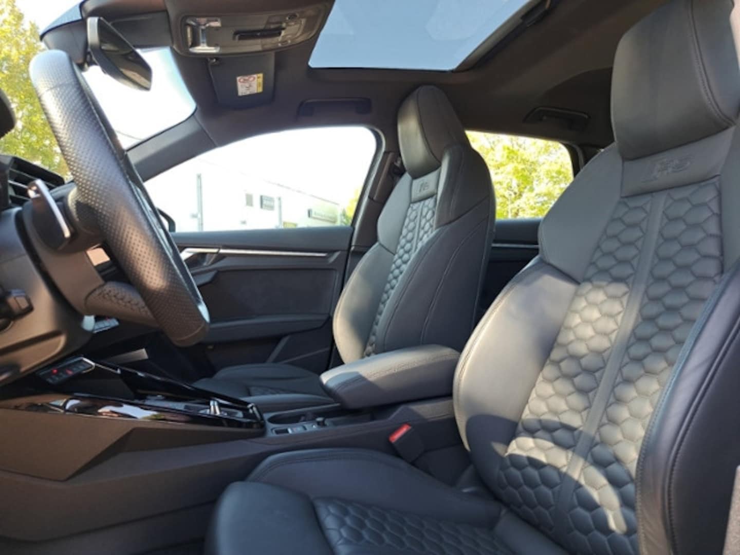 Bild über Audi RS 3 Sportback TFSI quattro S tronic - für weitere Informationen kontaktieren Sie den Audi Partner