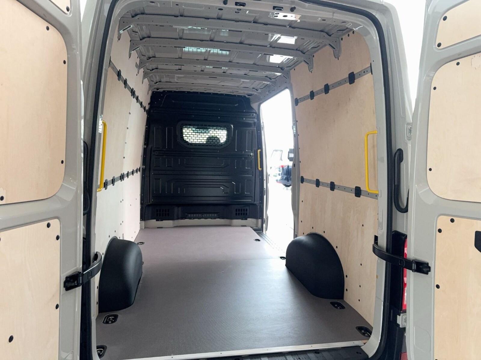 Volkswagen Crafter Kasten mittlerer Radstand – Bild 12