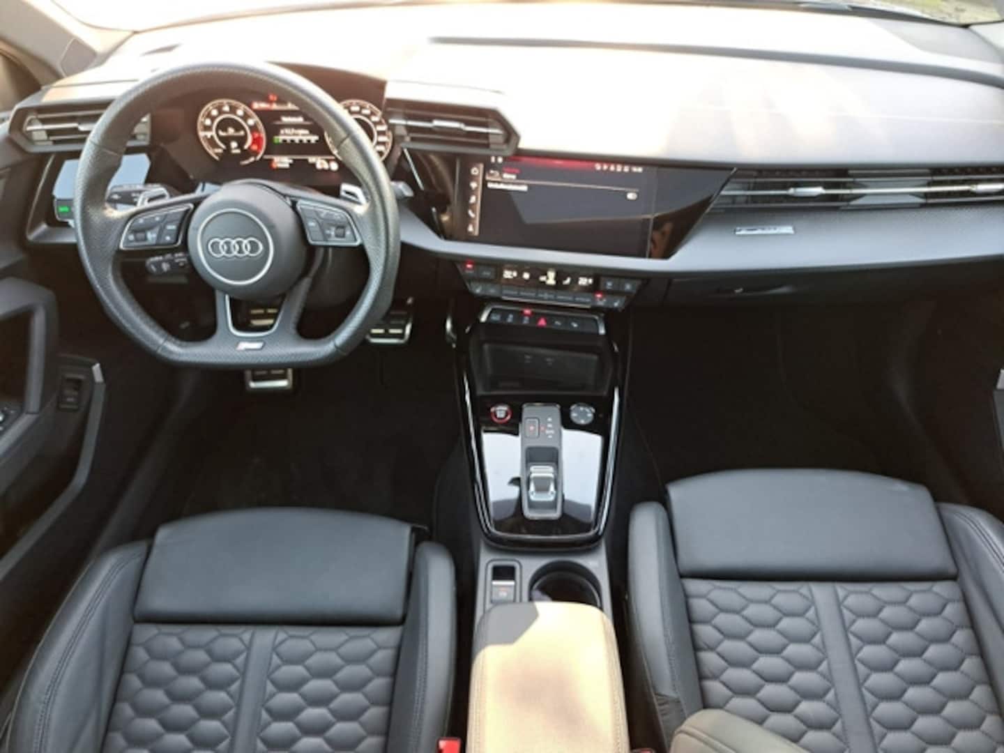 Bild über Audi RS 3 Sportback TFSI quattro S tronic - für weitere Informationen kontaktieren Sie den Audi Partner