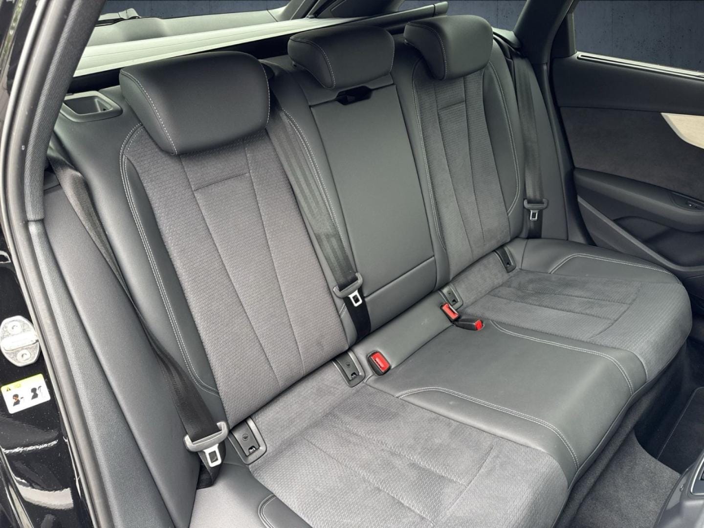 Bild über Audi A4 Avant S line 40 TFSI S tronic - für weitere Informationen kontaktieren Sie den Audi Partner