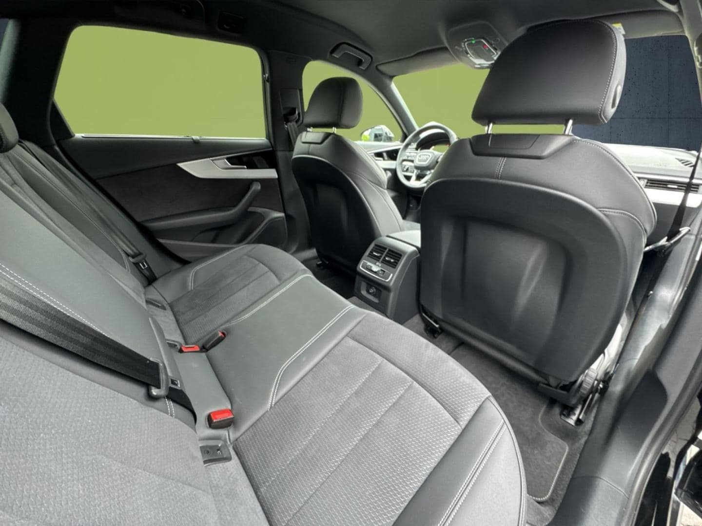 Bild über Audi A4 Avant S line 40 TFSI S tronic - für weitere Informationen kontaktieren Sie den Audi Partner