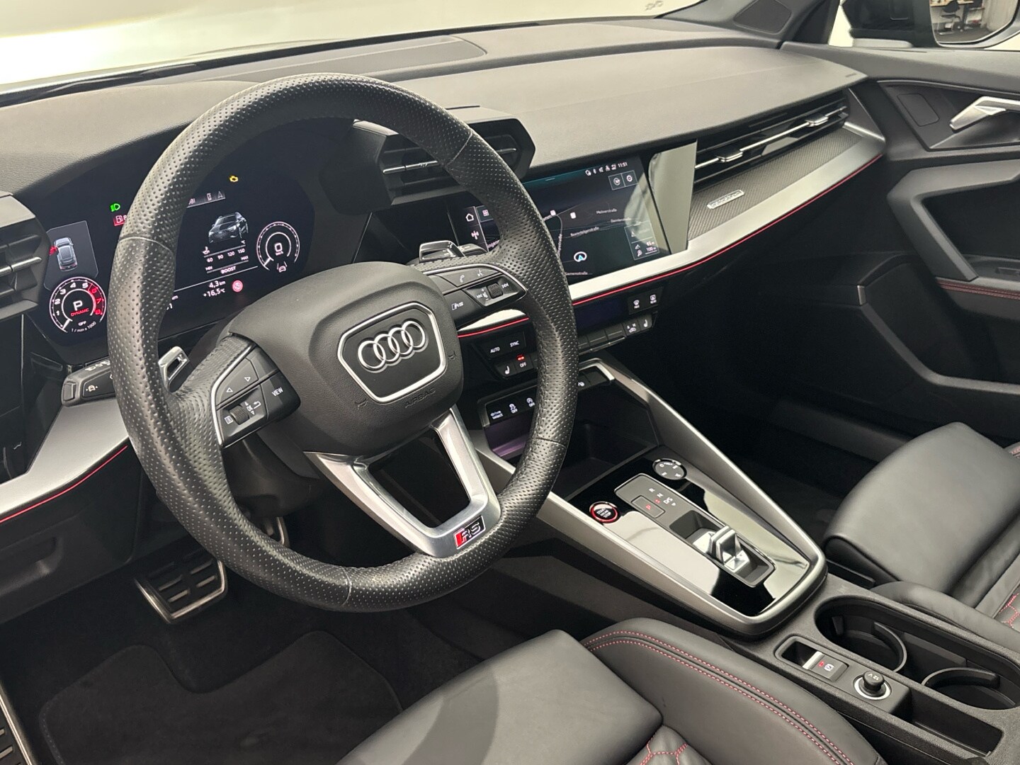 Bild über Audi RS 3 Sportback TFSI quattro S tronic - für weitere Informationen kontaktieren Sie den Audi Partner