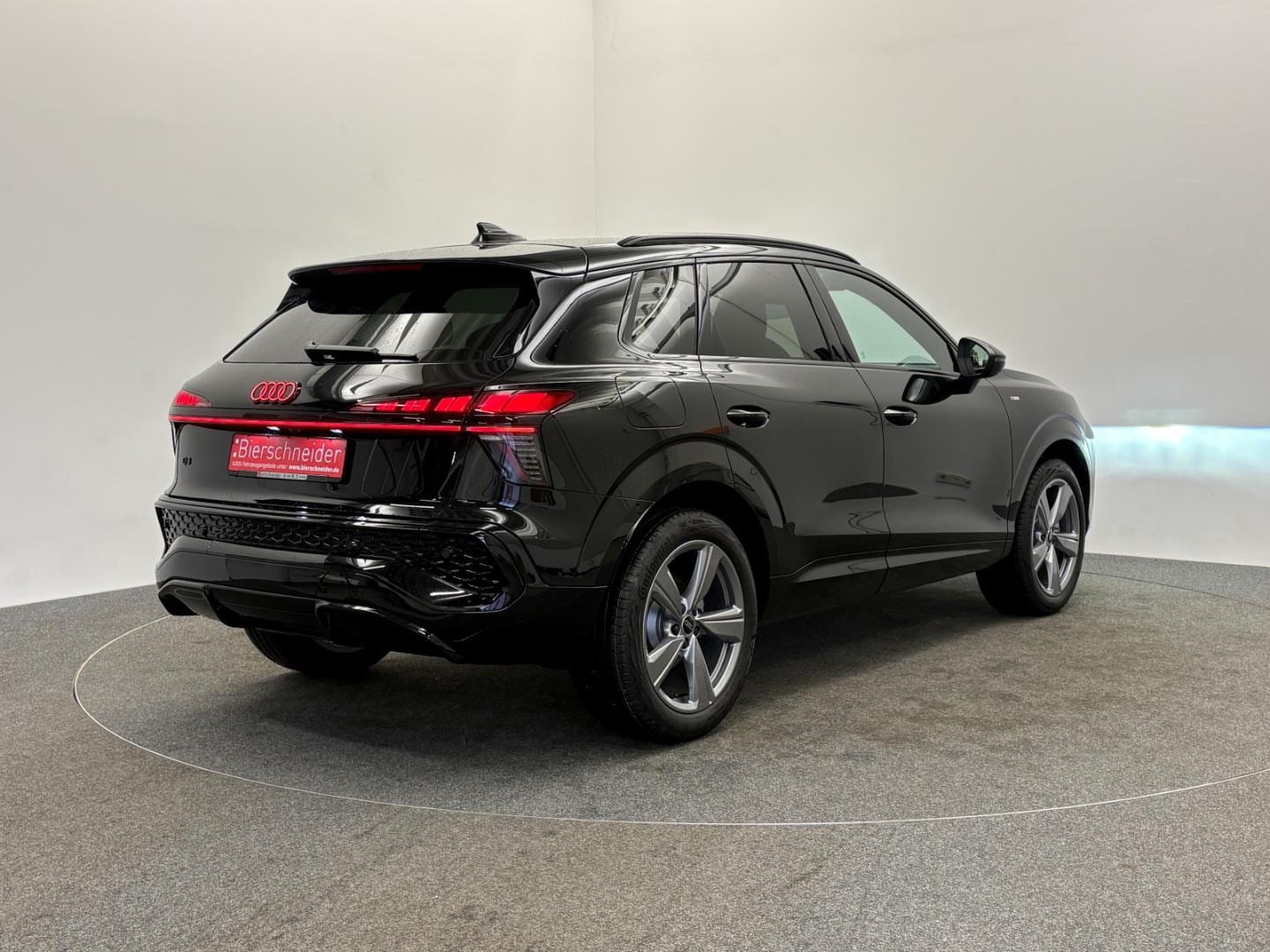Bild über Audi Q3 SUV TDI 110 kW S tronic - für weitere Informationen kontaktieren Sie den Audi Partner