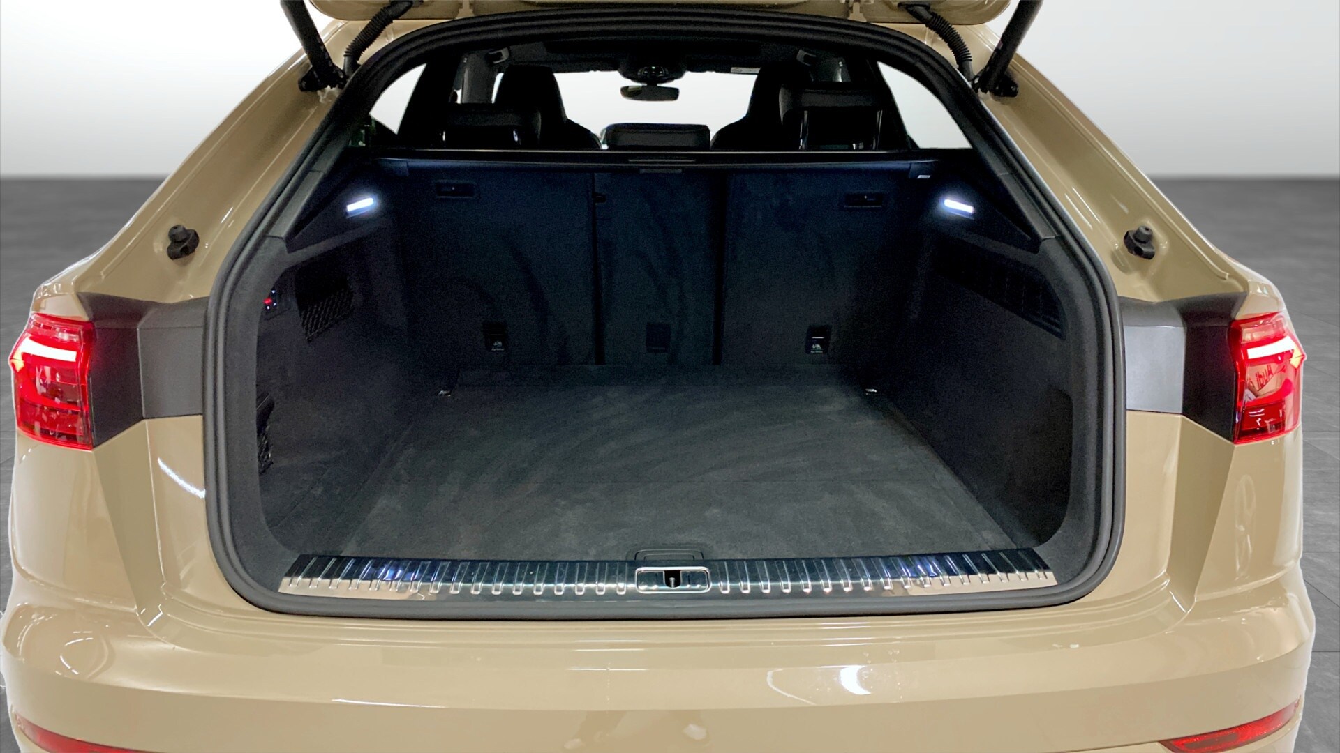 Bild som visar&nbsp;Audi Q8 SUV&nbsp;Q8 SUV 50 TDI quattro 286 hk tiptronic - för mer information kontakta din Audi Partner